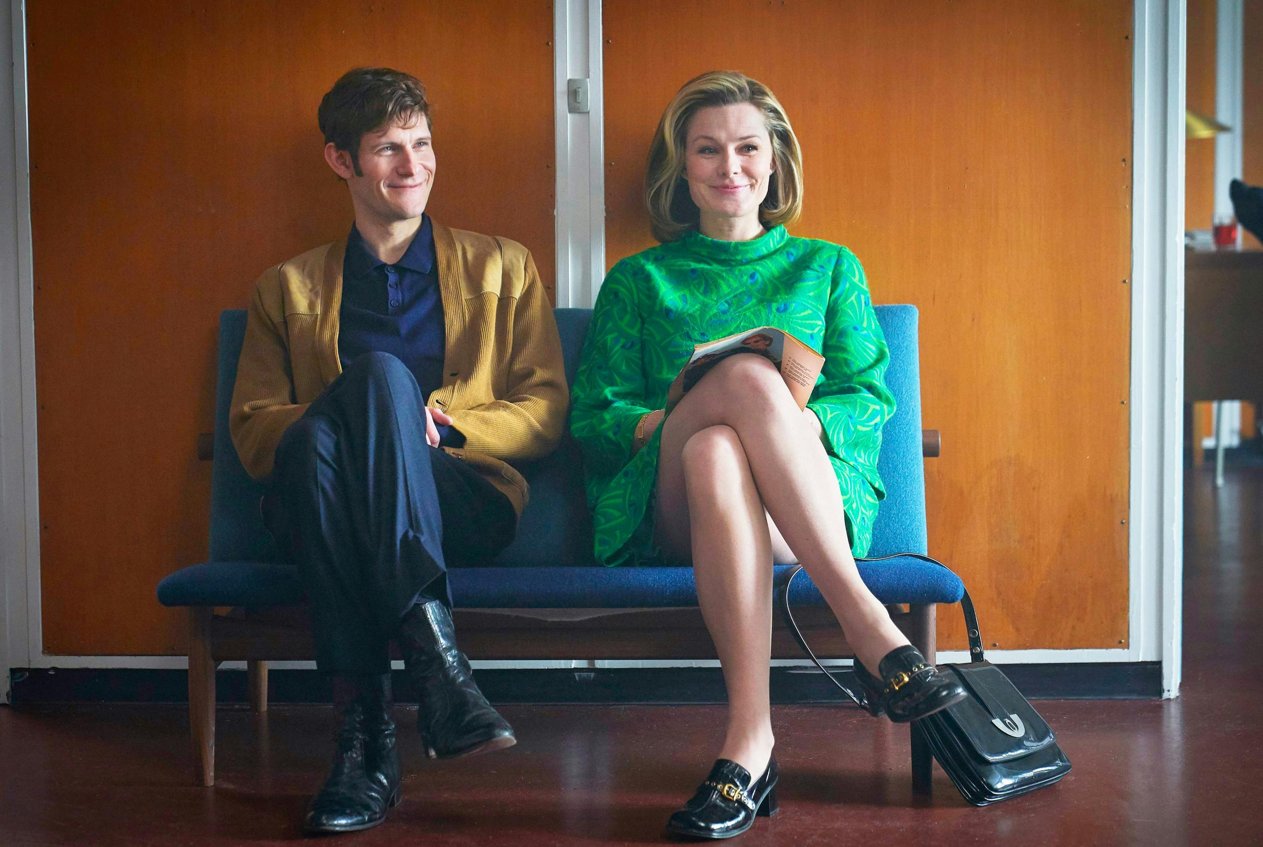 I sæson tre af ”Carmen Curlers” møder Lis Thorbjørn (spillet af  Simon Bennebjerg , red.) fra Marketing, og sød musik opstår.  