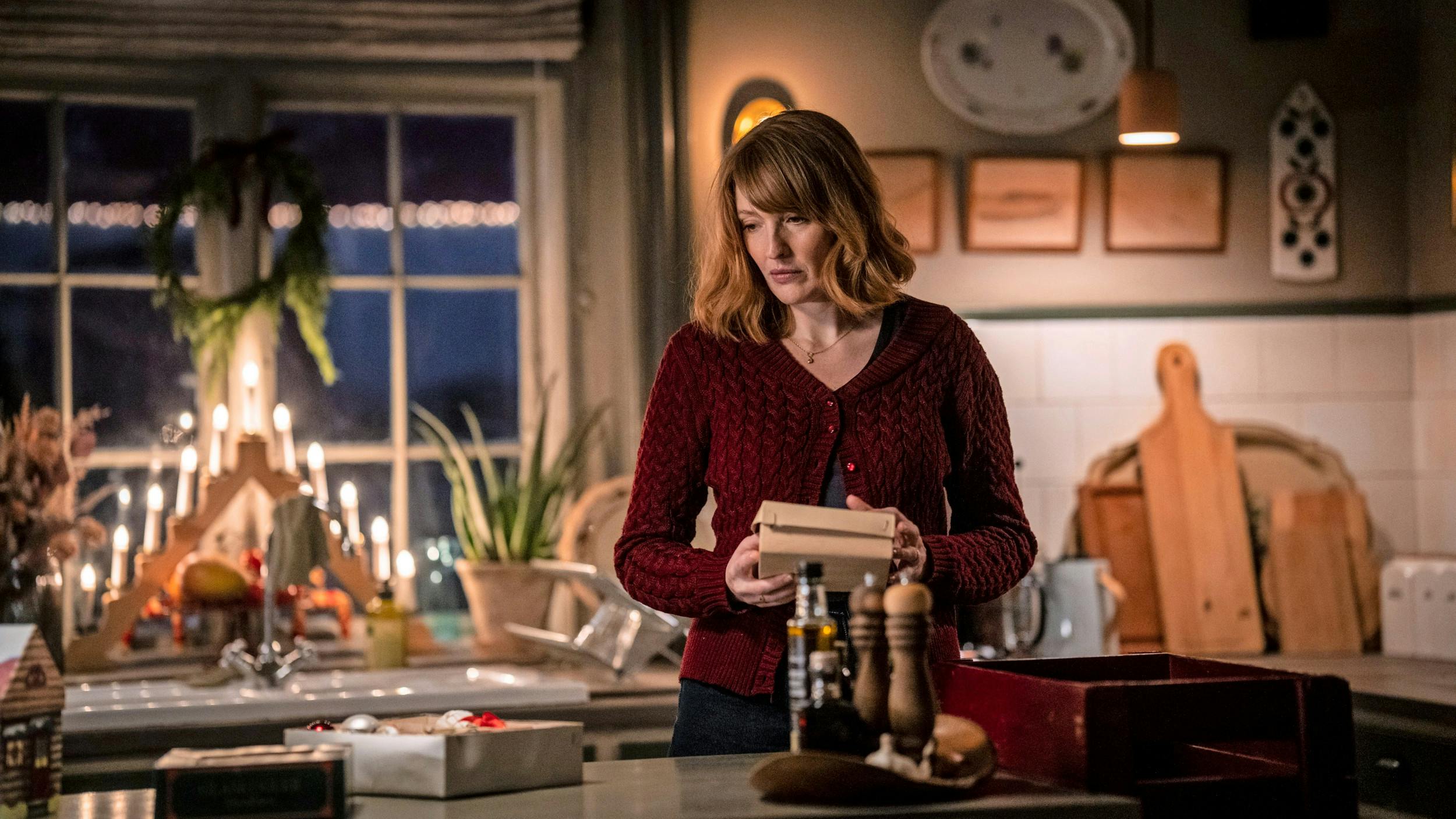 I den første ”Valdes jul” var det Julie Agnete Vang , 41, der spillede mor Malou – men i efterfølgeren er det nu Amalie Dollerup. Årsagen skal findes i, at Julie Agnete Vang ventede sit andet barn og skulle føde midt i optageperioden.