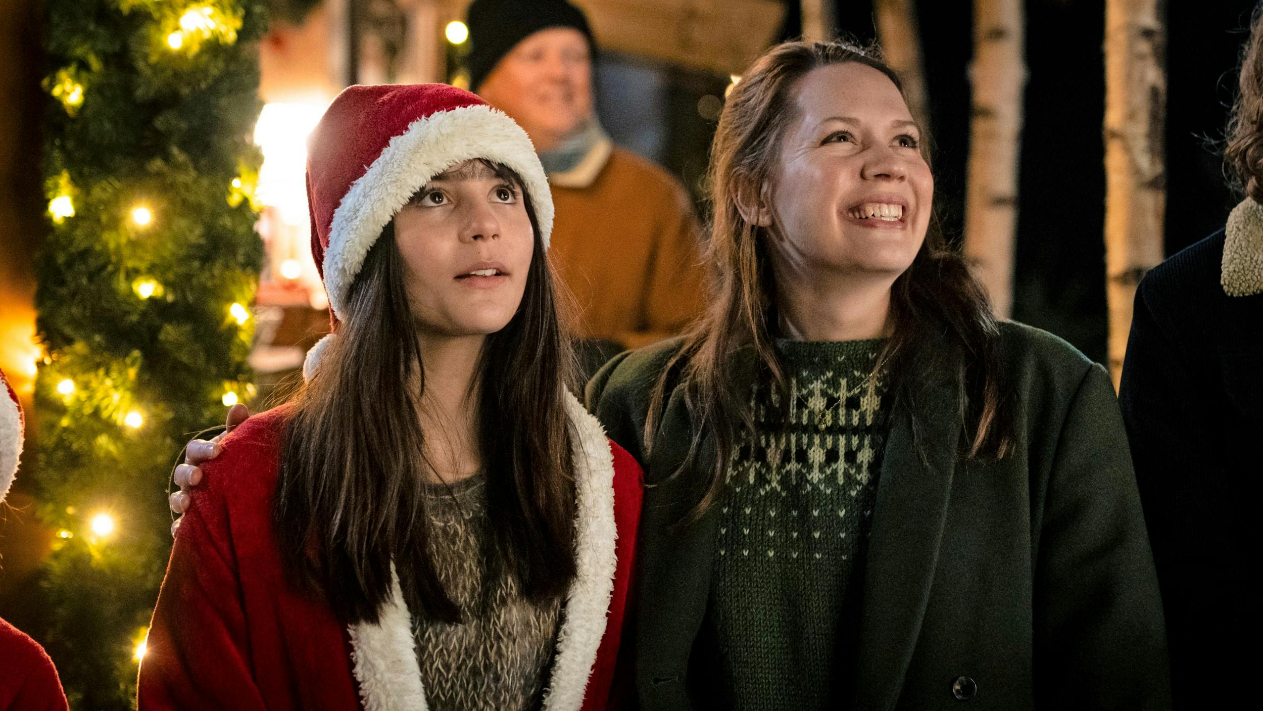 Amalie Dollerup spiller Valdes mor, Malou, i ”Valdes jul – vintermiraklet” – her med Tala spillet af Flora Augusta.