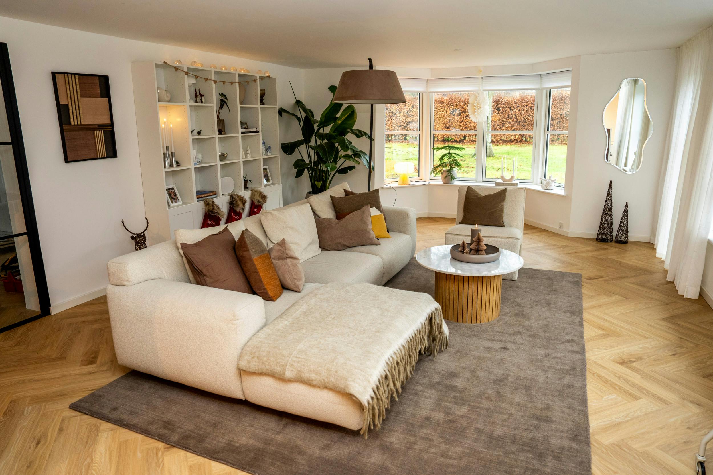 Parrets stue er indrettet med lyse møbler.  