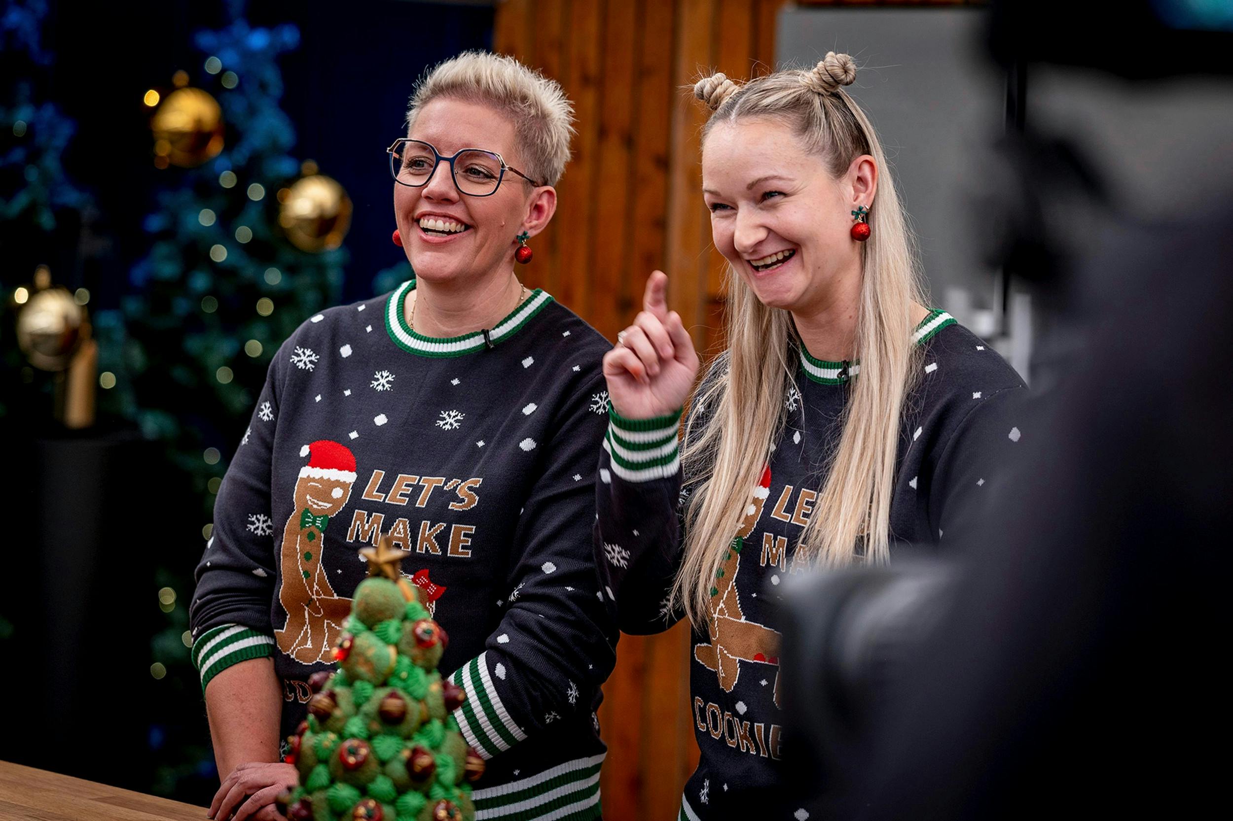 I julebagedysten får Joan selskab af den idérige esbjerggenser og dj-streamer  Mette Thune Lauvring . 