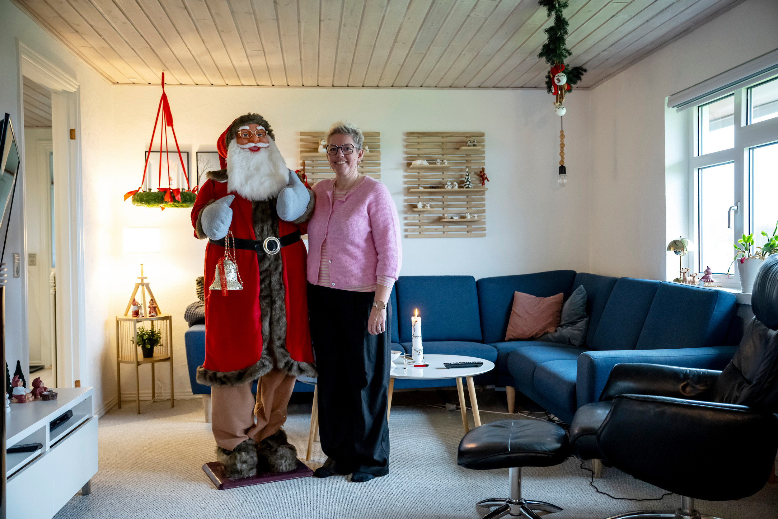 Hjemme hos Joan Kramer Pedersen, 45, er man ikke i tvivl om, at julen har højeste prioritet, for selveste julemanden er flyttet ind.