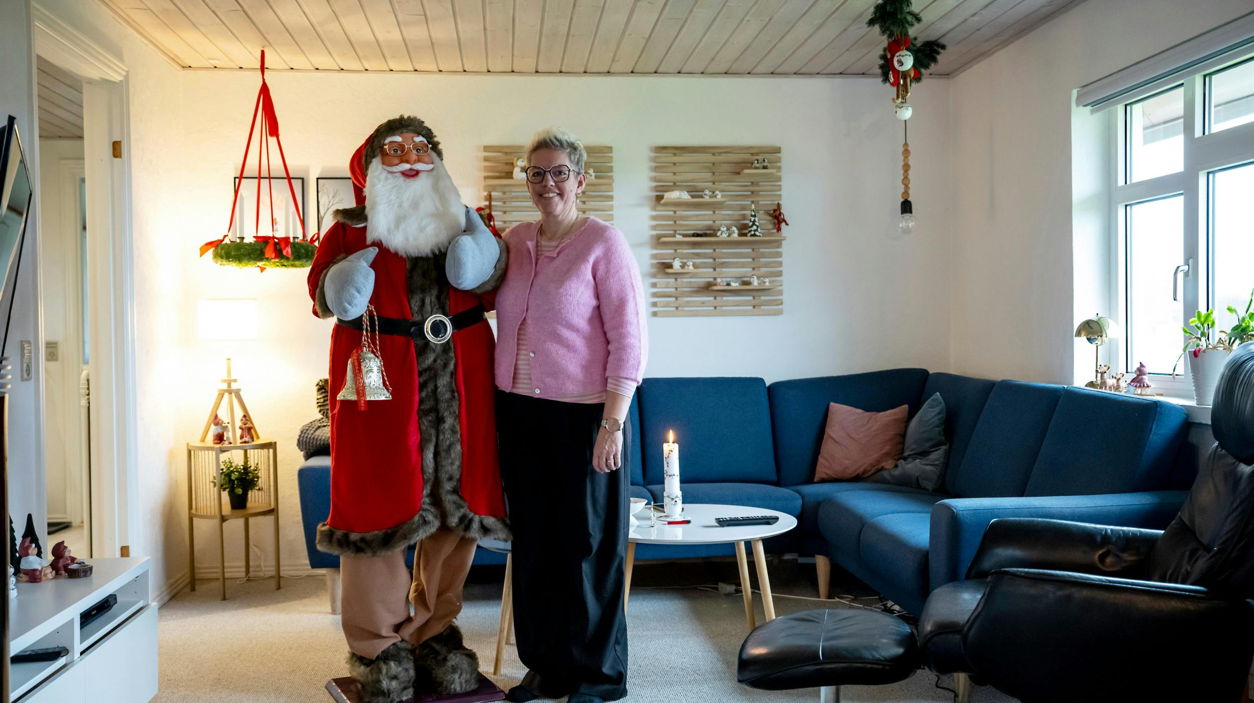 Hjemme hos Joan Kramer Pedersen, 45, er man ikke i tvivl om, at julen har højeste prioritet, for selveste julemanden er flyttet ind.