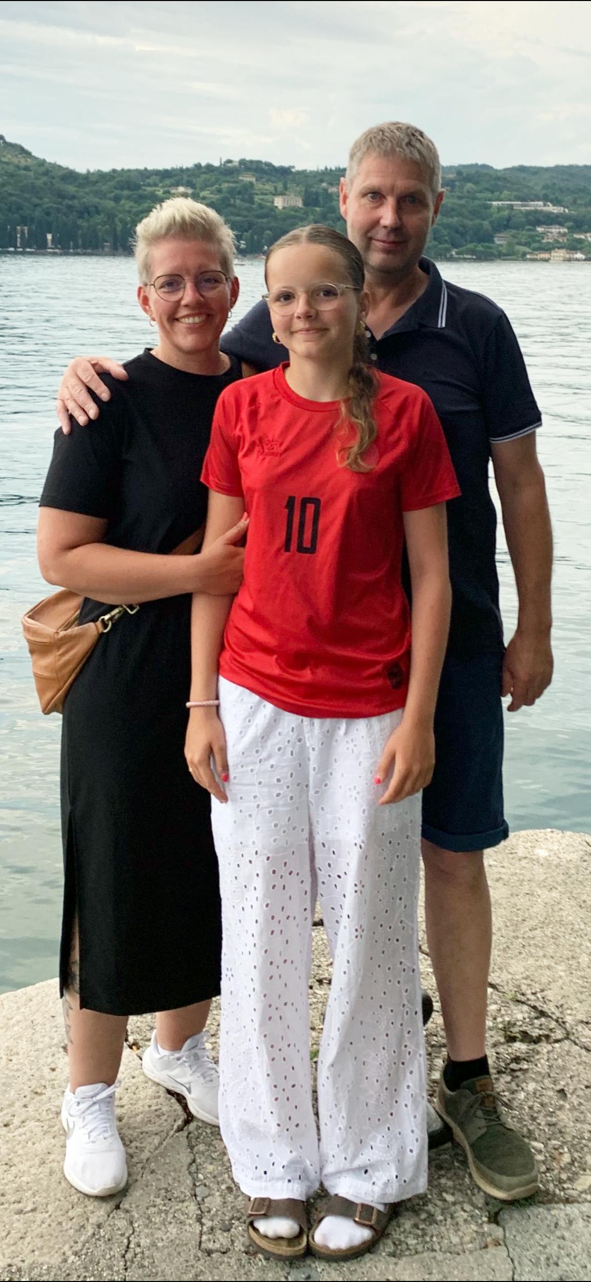 Joan bor i Løvel med datteren Julie, 14, og kæresten Frants, 54