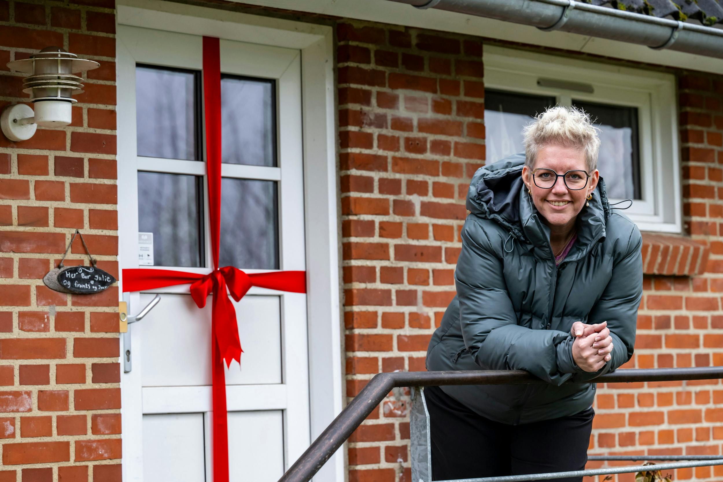 I Løvel er Joan klar til jul, og det kan man tydeligt se ude fra haven. 