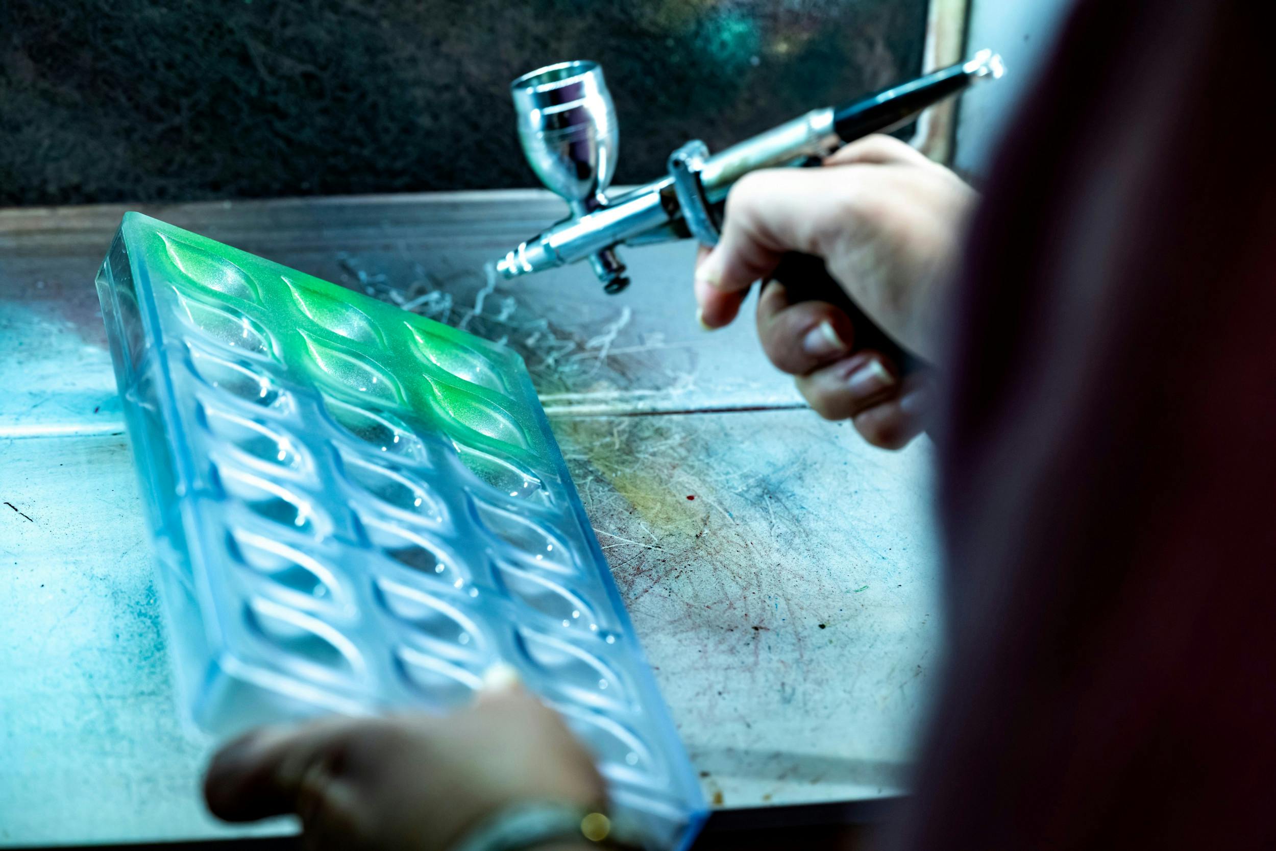 Jyden har tilmed en såkaldt sprøjtekabine i kælderen, så chokoladerne kommer til at se indbydende ud.  