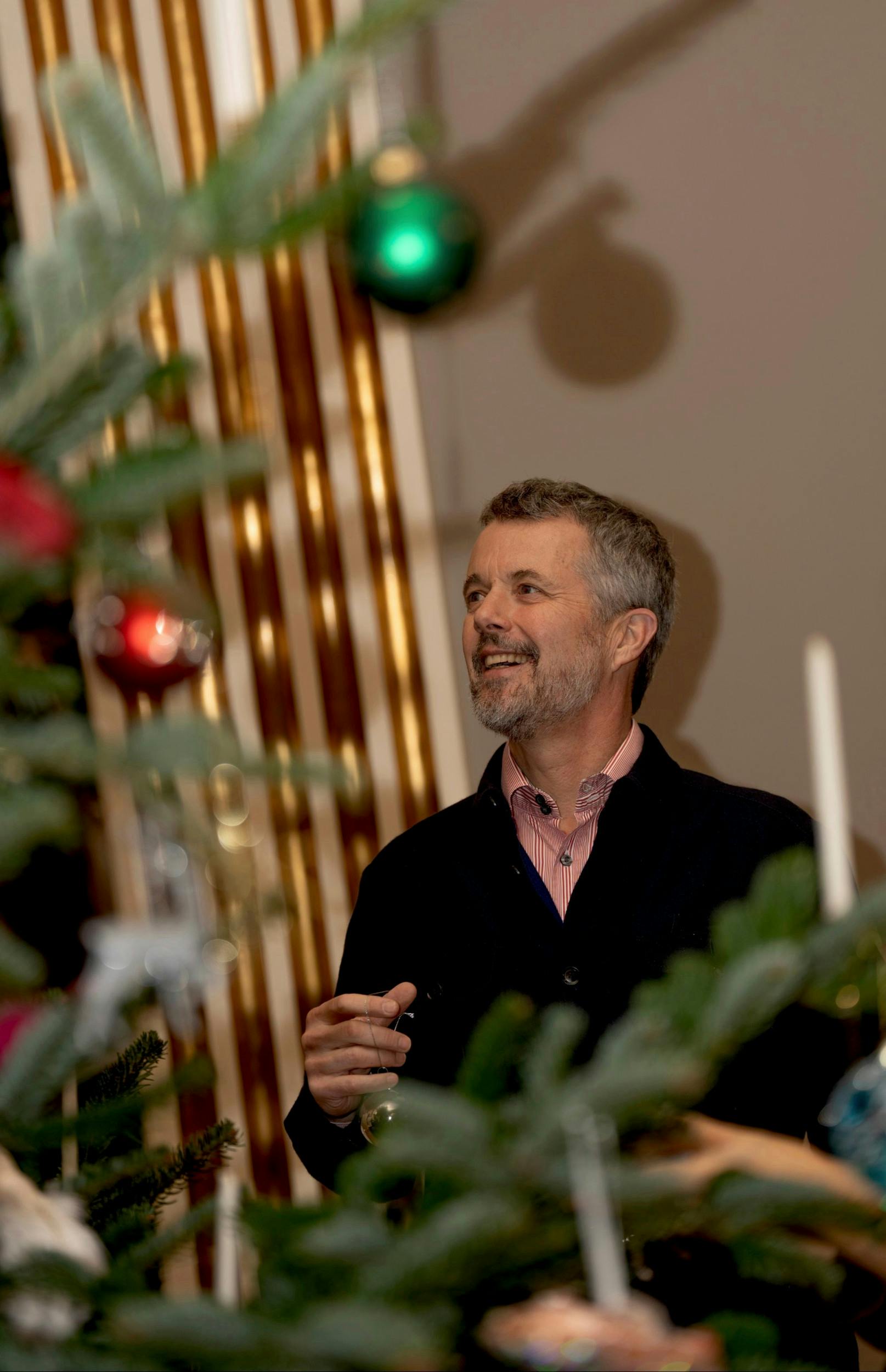 Nu regerer Frederik – også over hvor kuglerne skal hænge. 