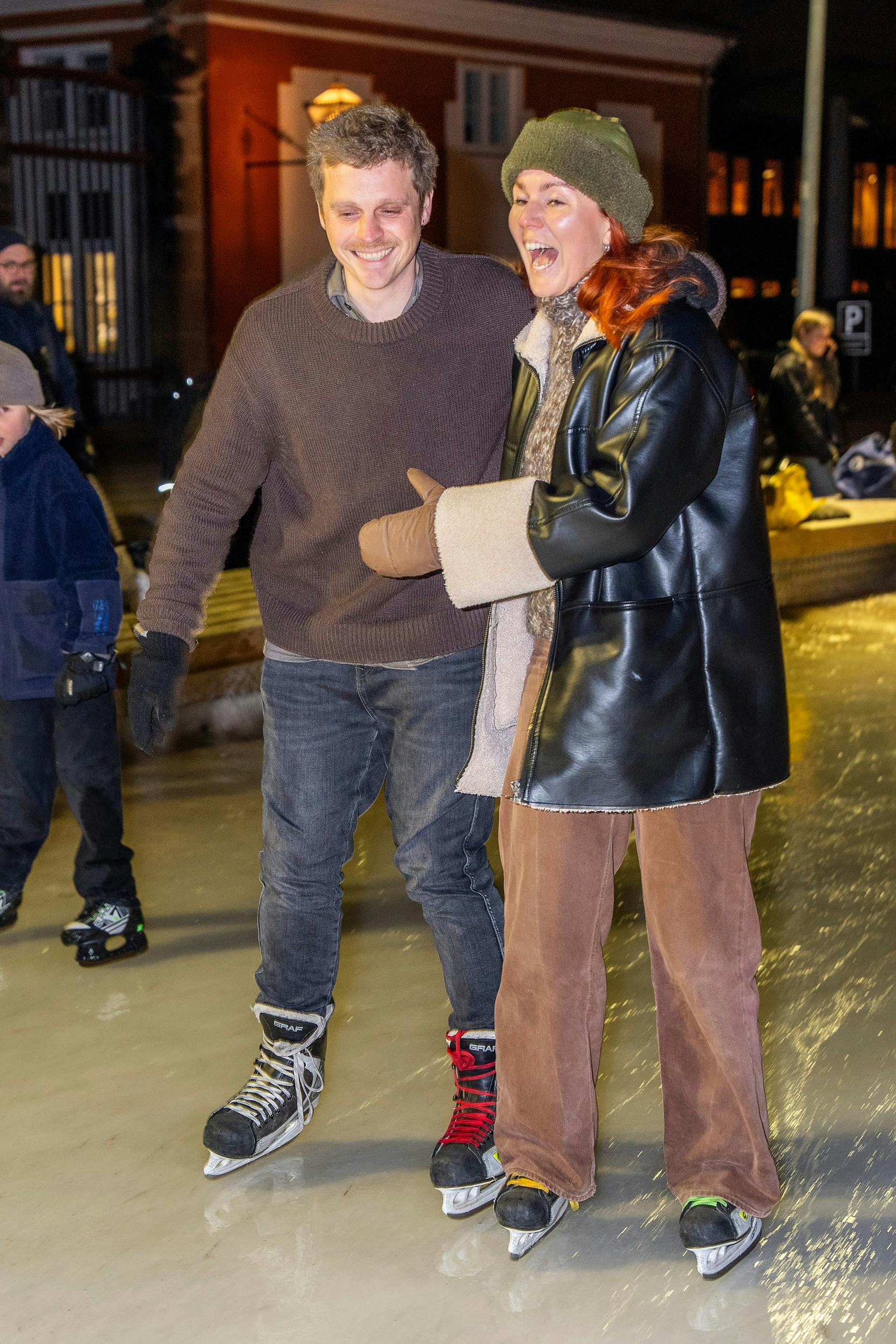 Humøret var højt, da ”Gift ved første blik”-parret stod på skøjter med SE og HØR på  Frederiksberg  Runddel.  