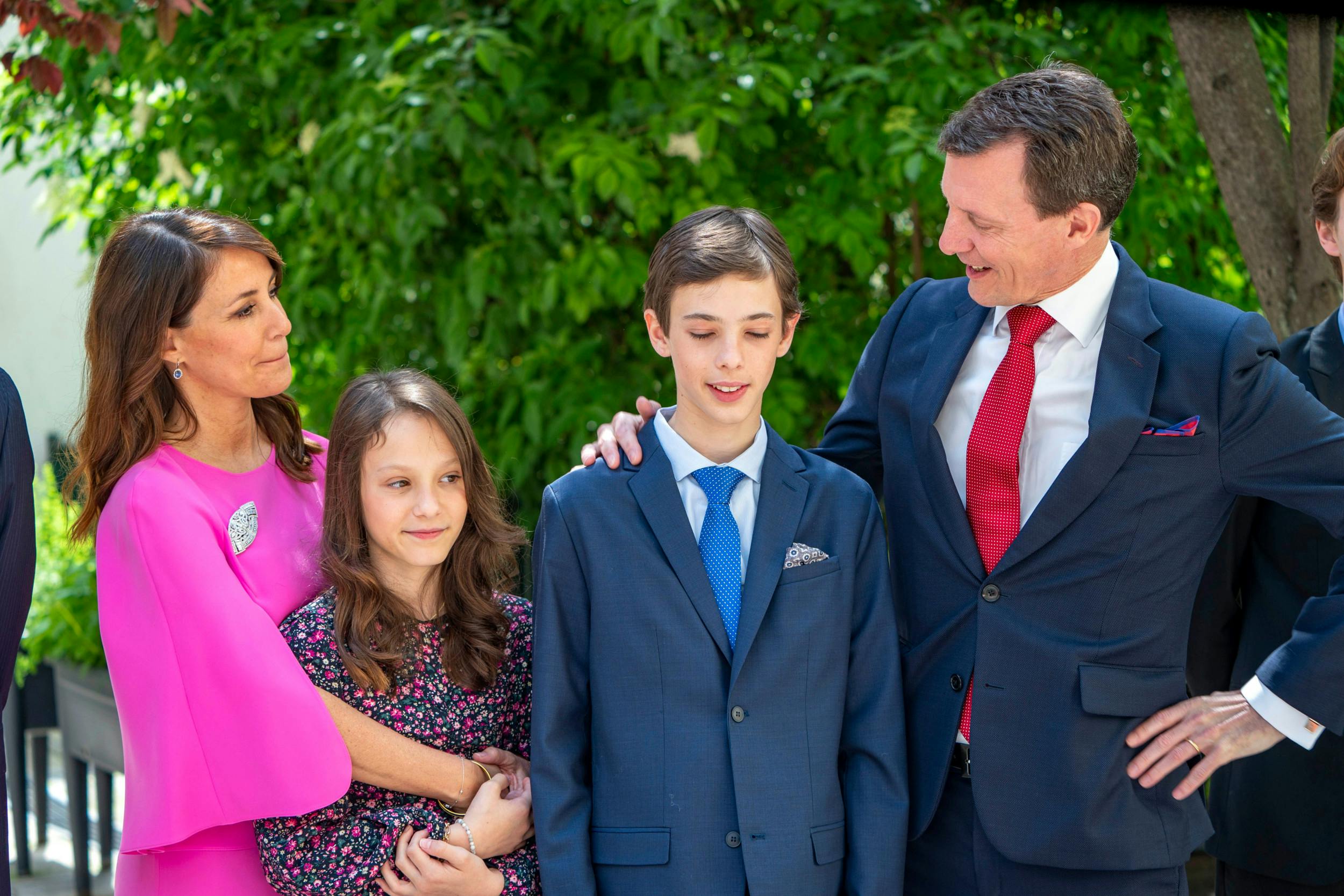 Hele familien var samlet, da grev Henrik, 16, blev konfirmeret i den danske kirke i Paris. Her dukkede Frederik, Mary og deres fire børn også op.