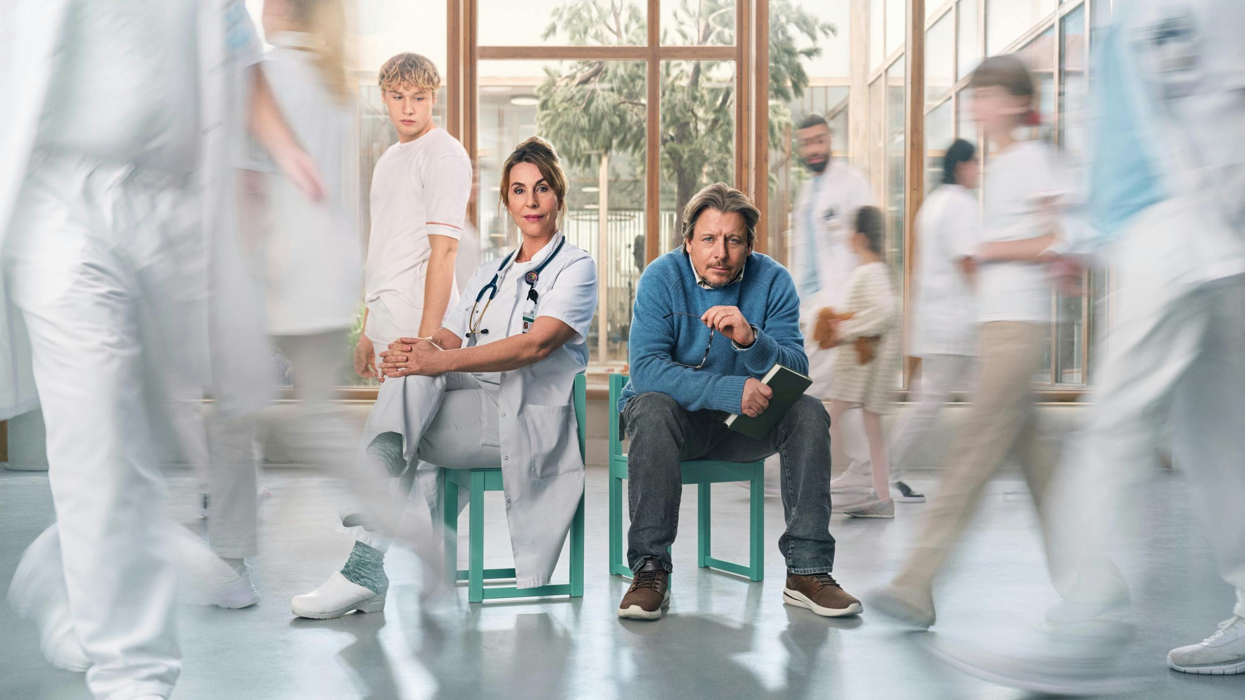 I ”Dag & Nat” spiller han psykologen Lasse, der drikker lidt for meget og ryger i smug på hospitalet.