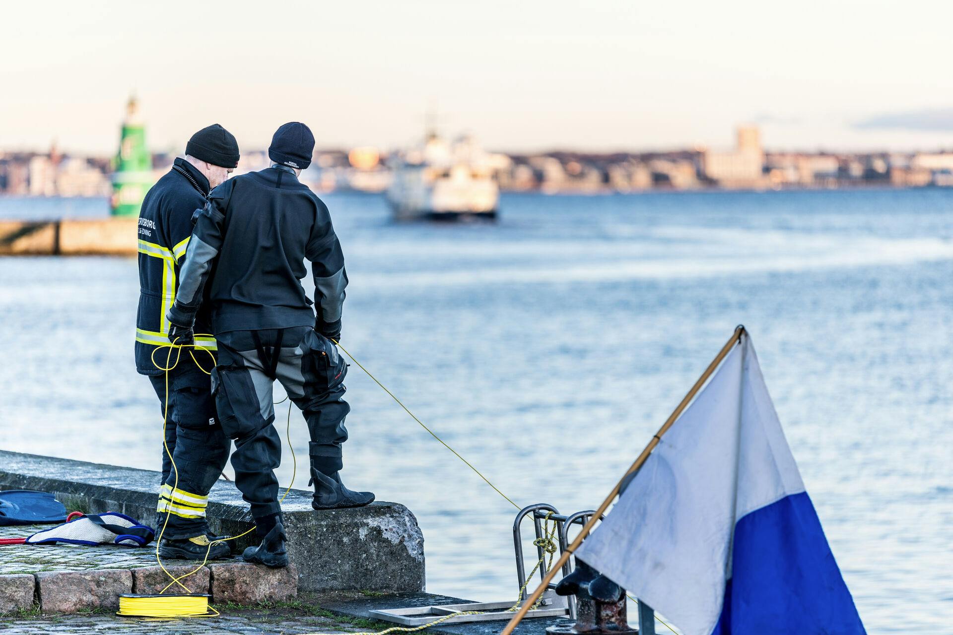Drengens jakke er fundet i vandet her, hvor der allerede onsdag blev sat dykkere ind.