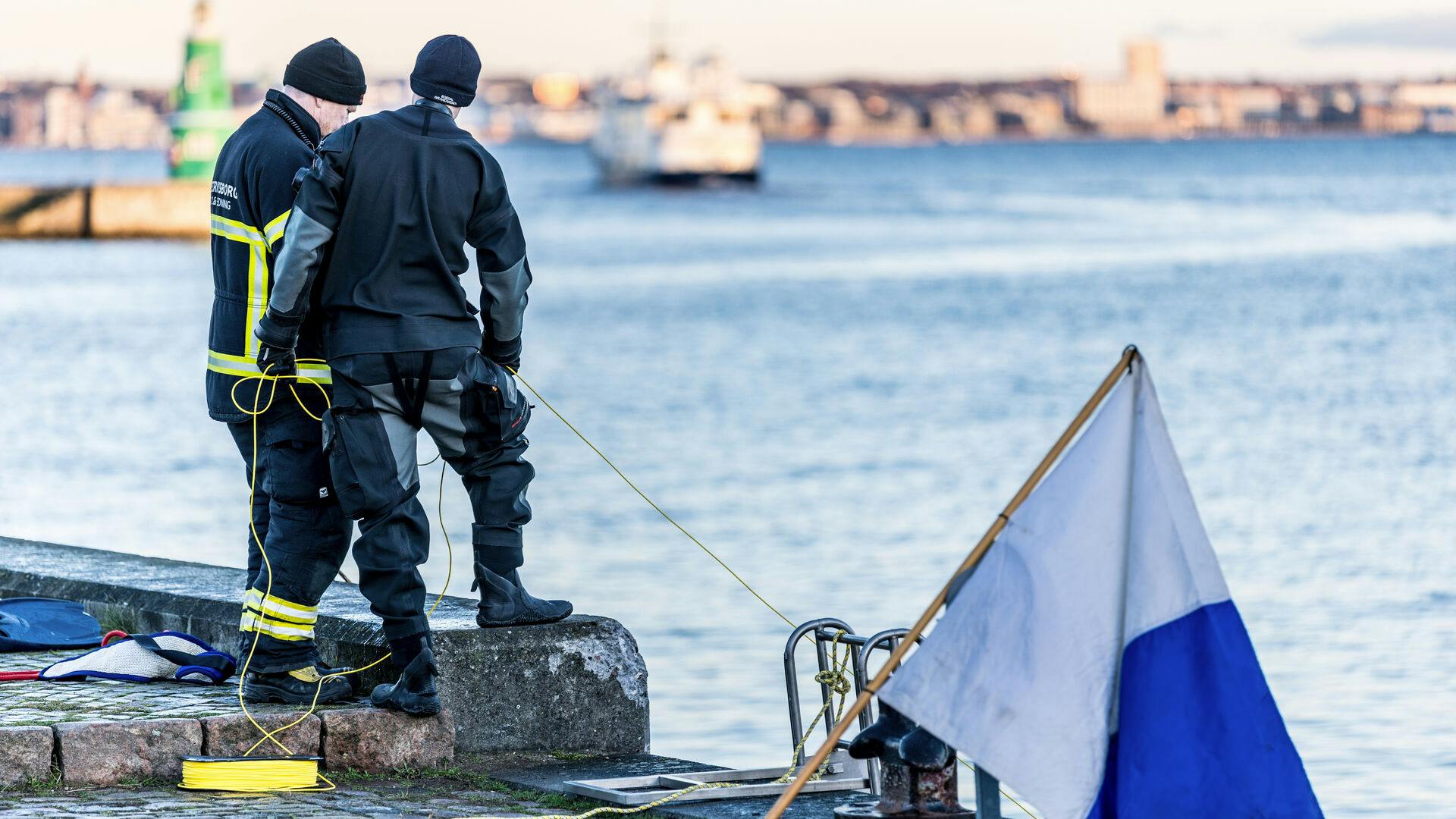 Drengens jakke er fundet i vandet her, hvor der allerede onsdag blev sat dykkere ind.