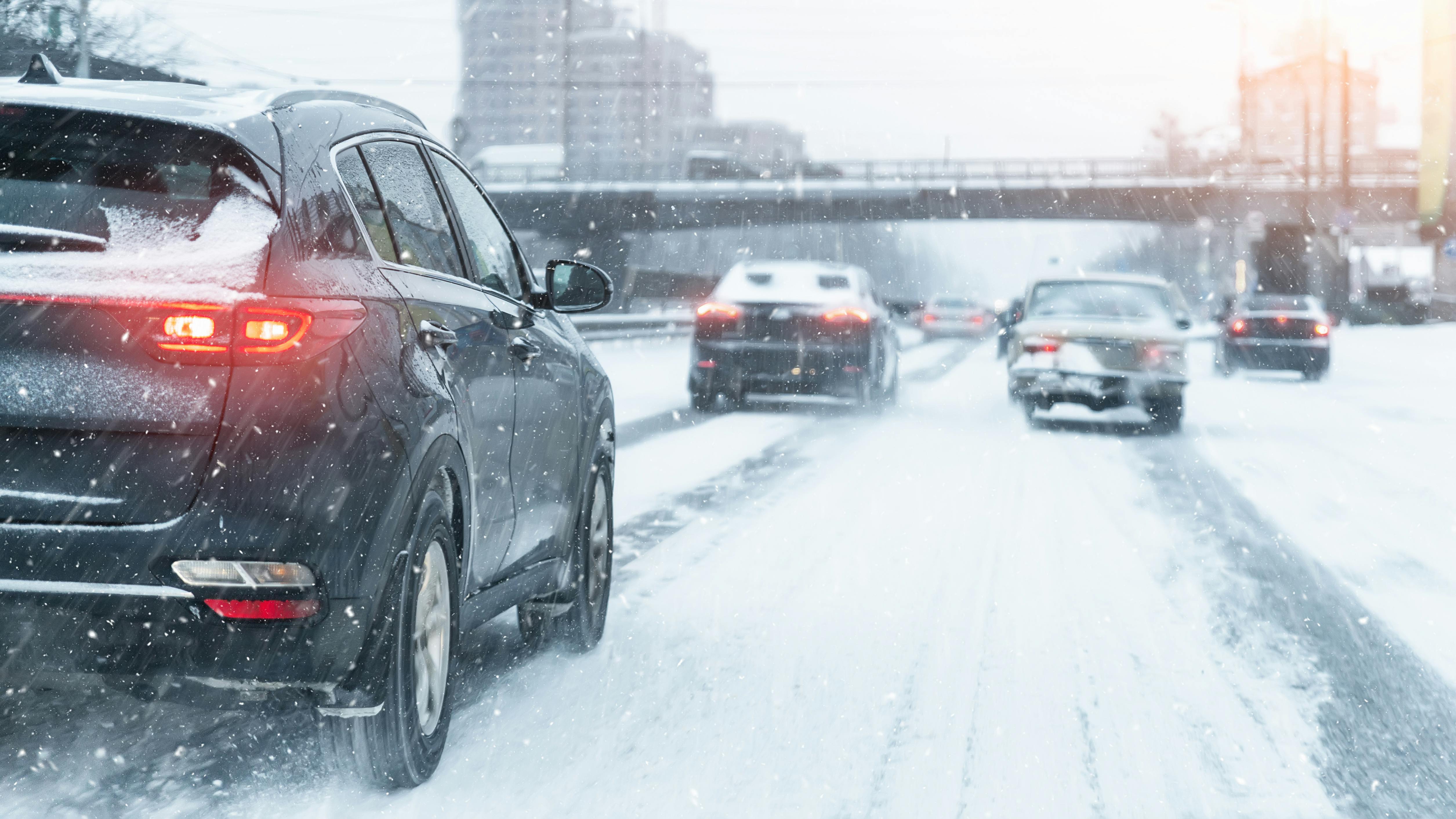 Sneen vil nogle steder kunne udfordre både kørende og gående.