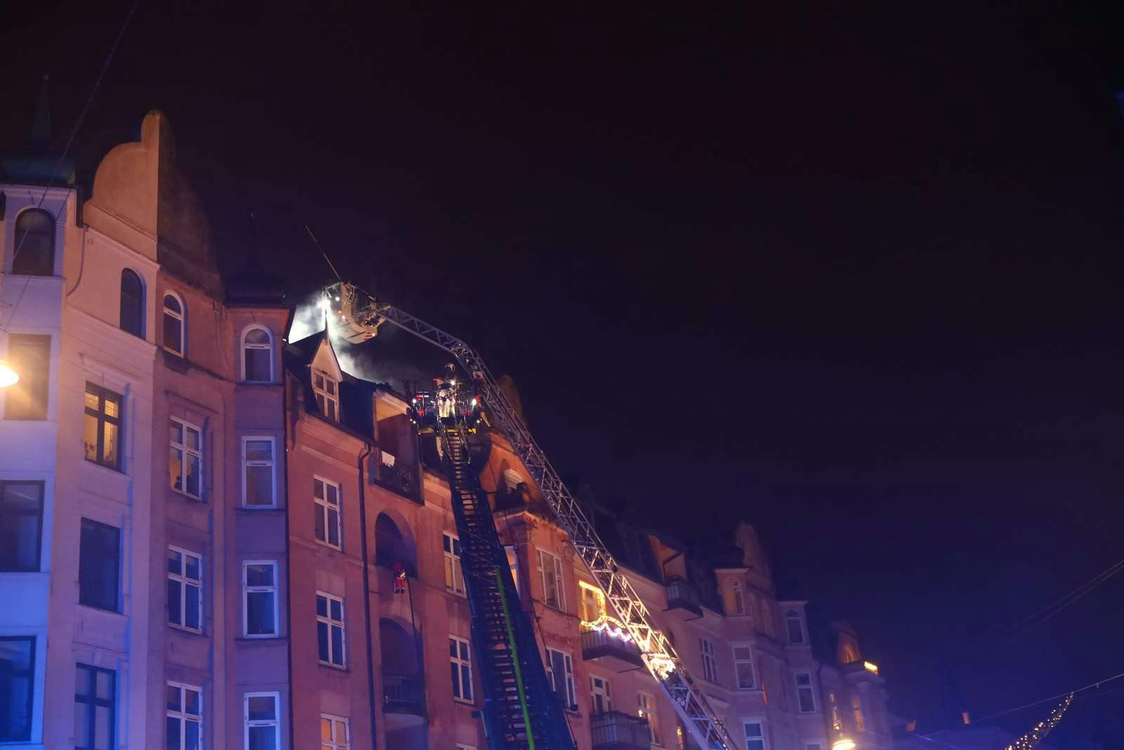 Der blev indsat en stigevogn, så brandfolkene kunne komme højt nok op.