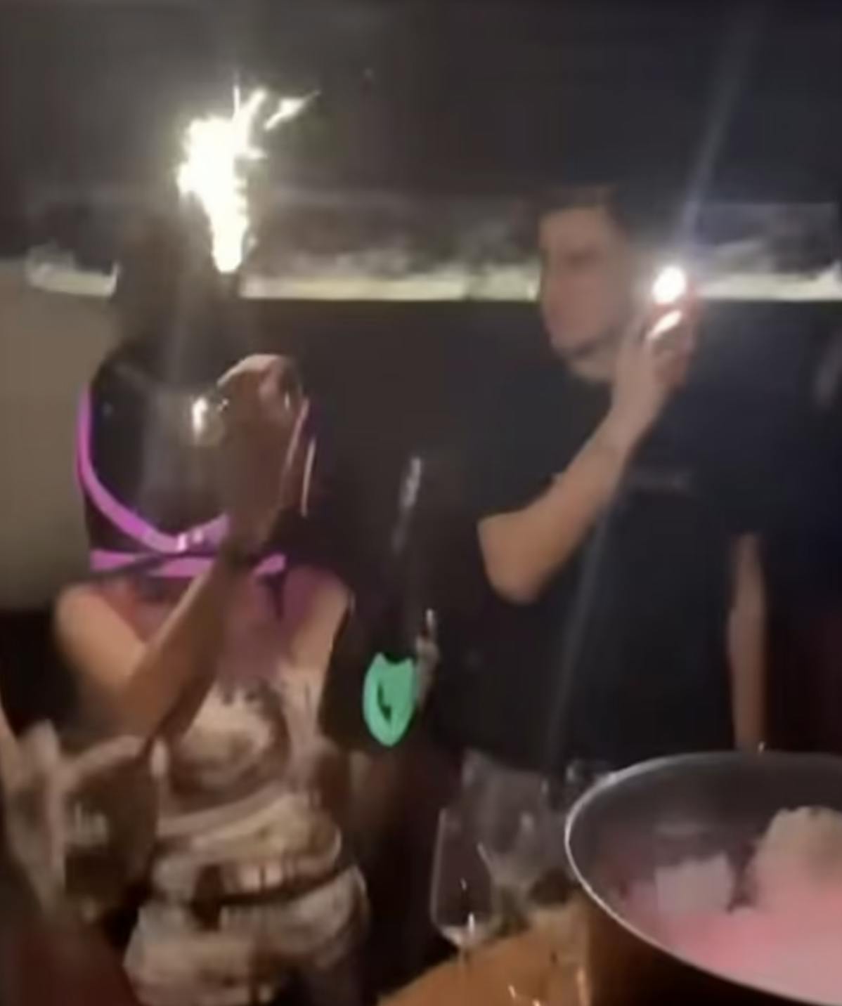 På dette billede fra en pr-video, som baren nu har fjernet fra YouTube, kan man se, hvordan fejringen kan være gået galt. Billedet er dog taget på et tidligere tidspunkt, end da tragedien skete nytårsafte