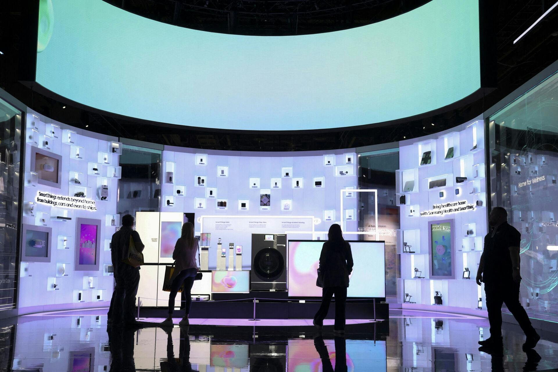 TV-skærme og udstyr til det smarte hjem fylder meget på CES, mens mobilproducenterne i høj grad holder sig væk fra messen. De vil hellere præsentere deres egne nye modeller på egne events senere i år.