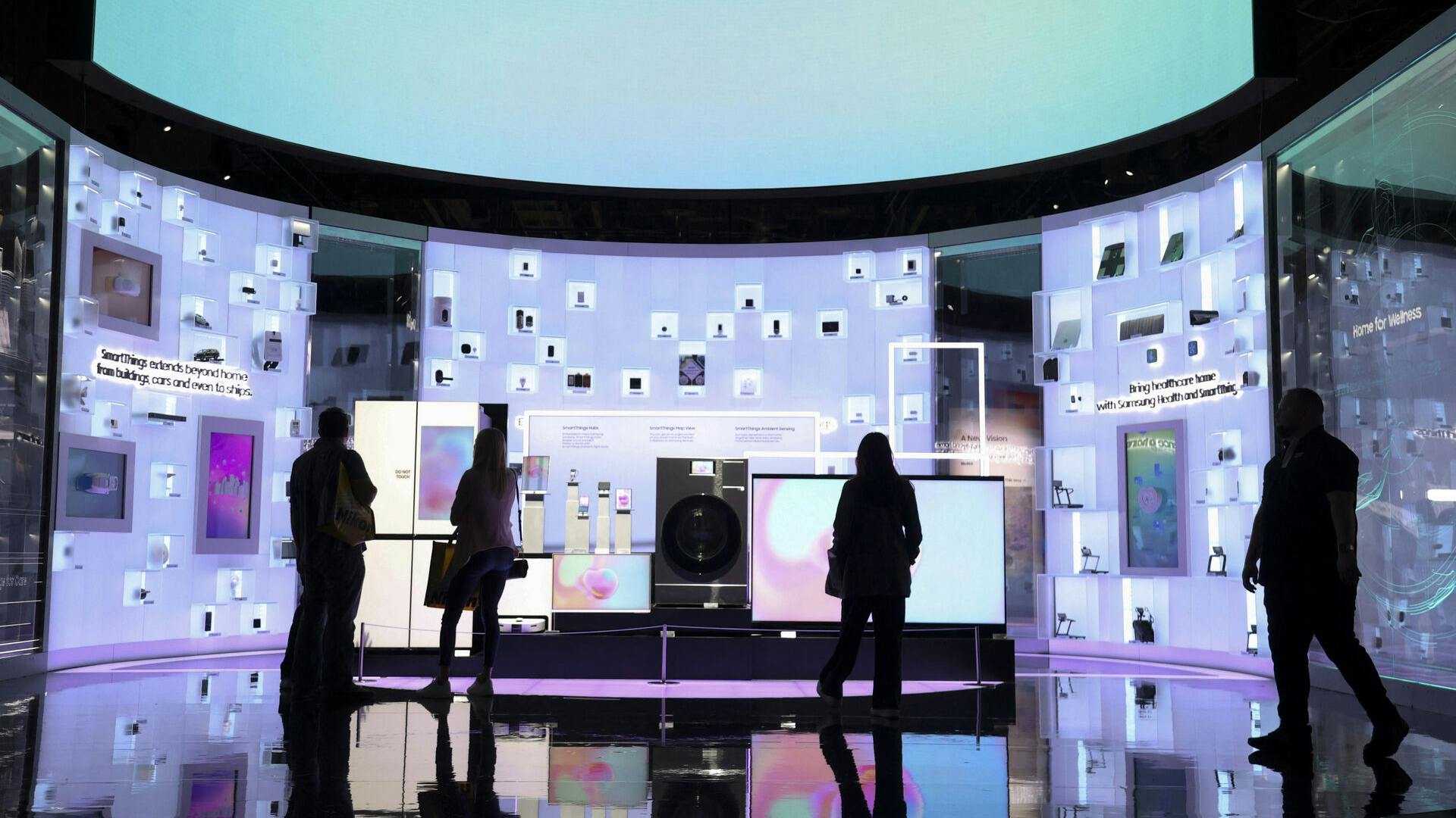 TV-skærme og udstyr til det smarte hjem fylder meget på CES, mens mobilproducenterne i høj grad holder sig væk fra messen. De vil hellere præsentere deres egne nye modeller på egne events senere i år.