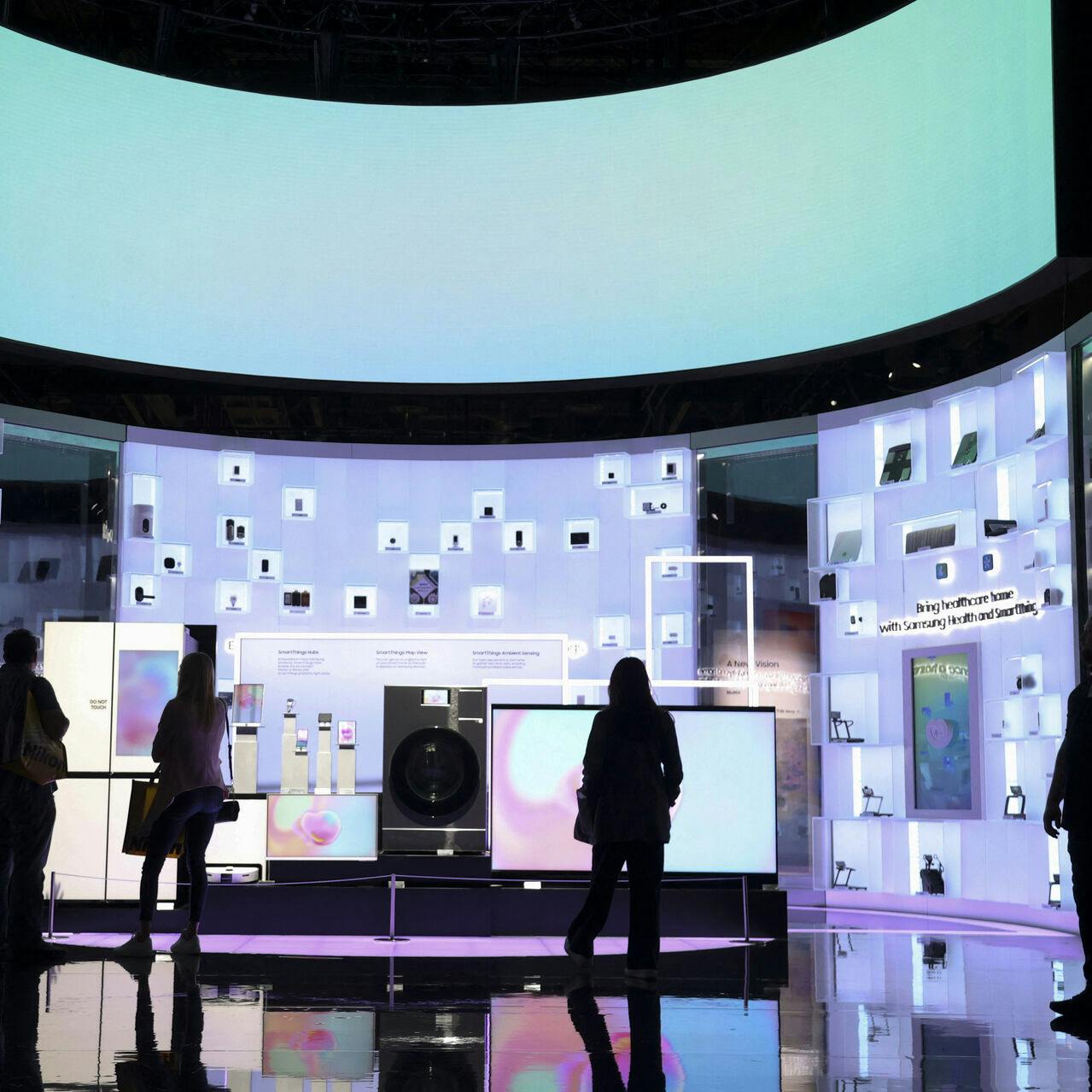 TV-skærme og udstyr til det smarte hjem fylder meget på CES, mens mobilproducenterne i høj grad holder sig væk fra messen. De vil hellere præsentere deres egne nye modeller på egne events senere i år.