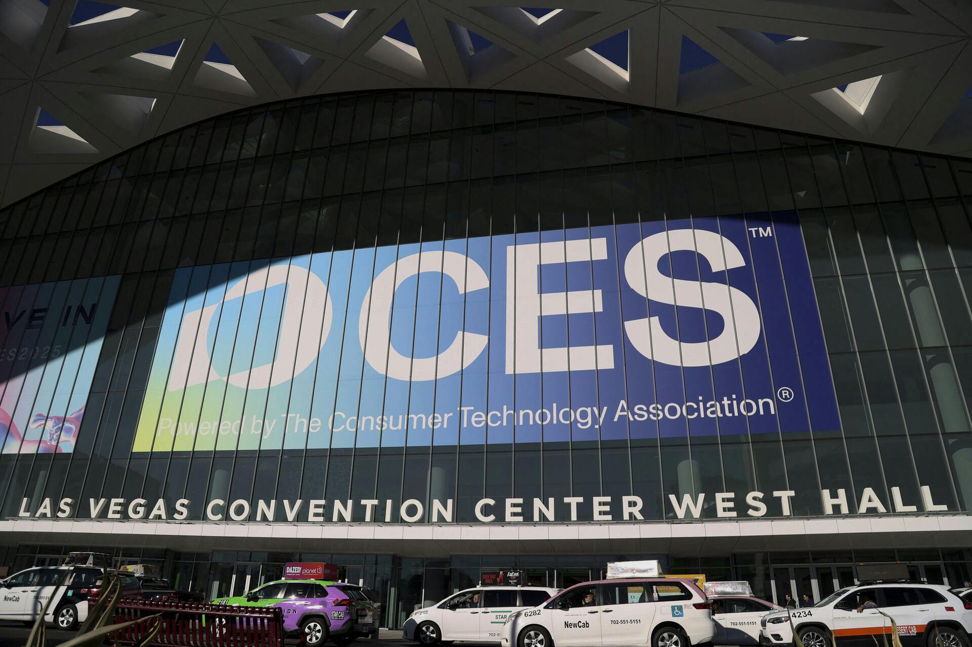 CES-banner på Las Vegas Convention Center markerer åbningen af verdens største tech-messe med fokus på ny forbrugerteknologi
