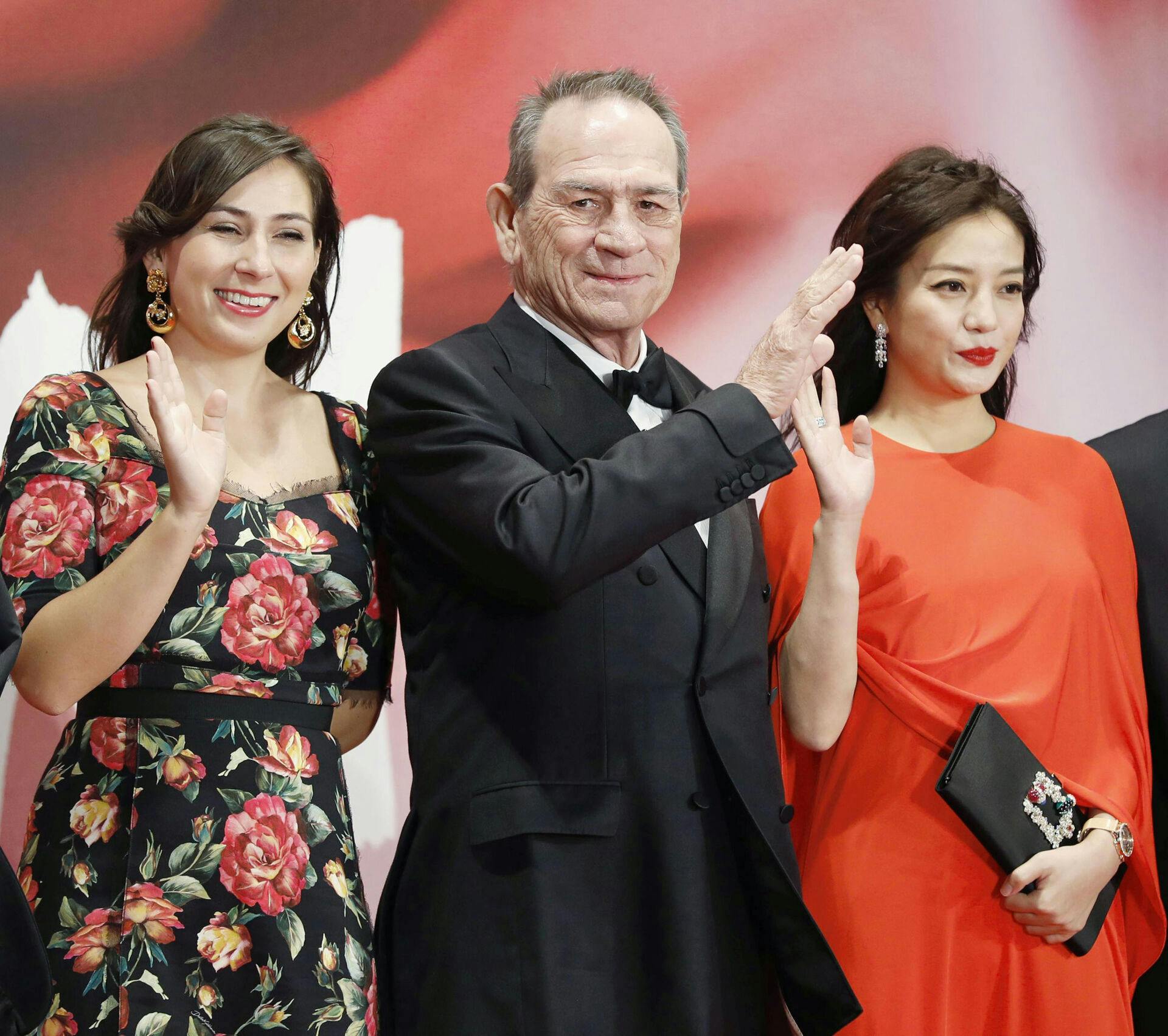 Tommy Lee Jones havde Victoria med til Tokyo International Film Festival i 2017. Her ses de sammen med den kinesiske skuespiller og instruktør Zhao Wei.