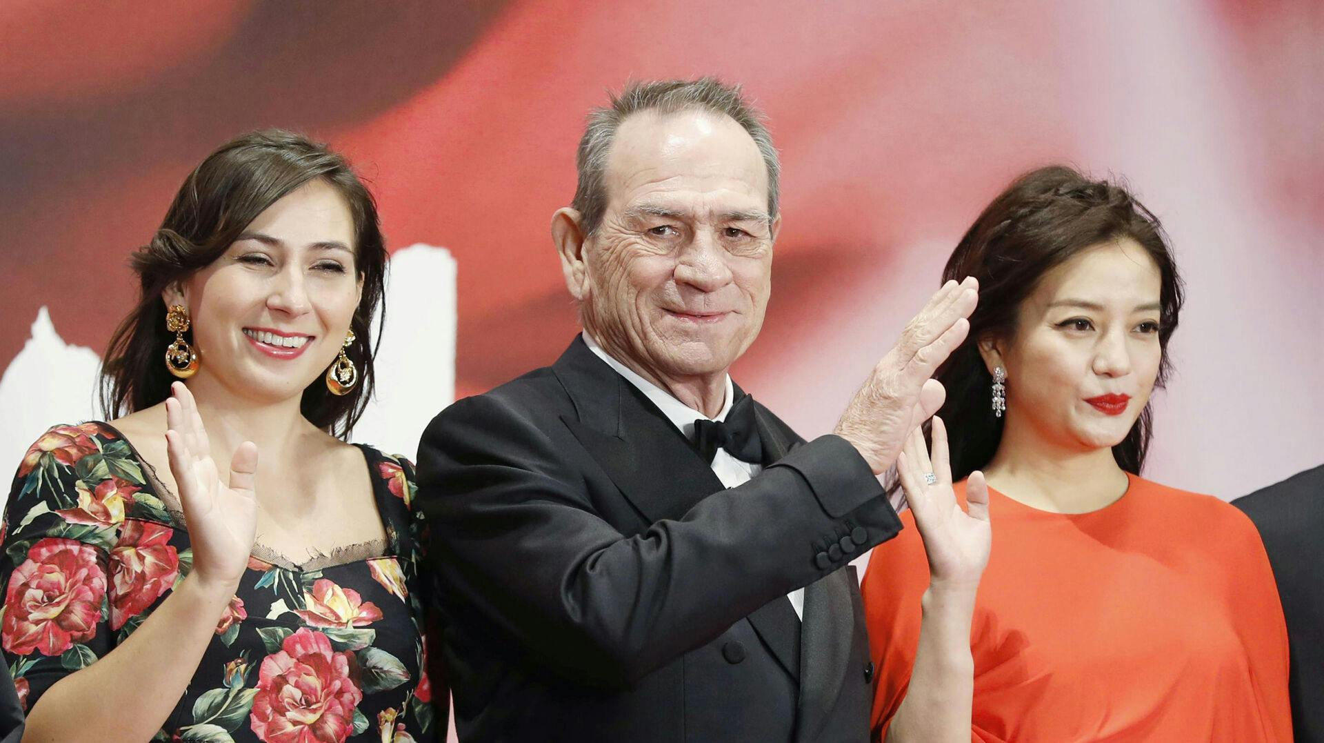 Tommy Lee Jones havde Victoria med til Tokyo International Film Festival i 2017. Her ses de sammen med den kinesiske skuespiller og instruktør Zhao Wei.