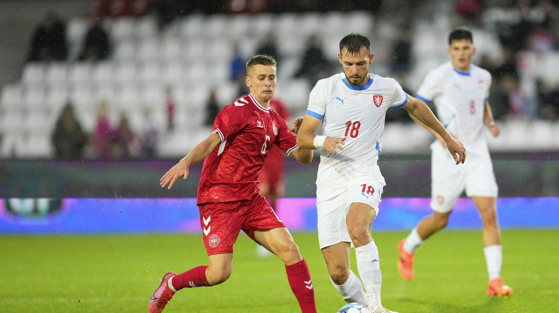 Oscar Fraulo har flere gange repræsenteret det danske u21-landshold. Her ses han under en kamp i 2024.