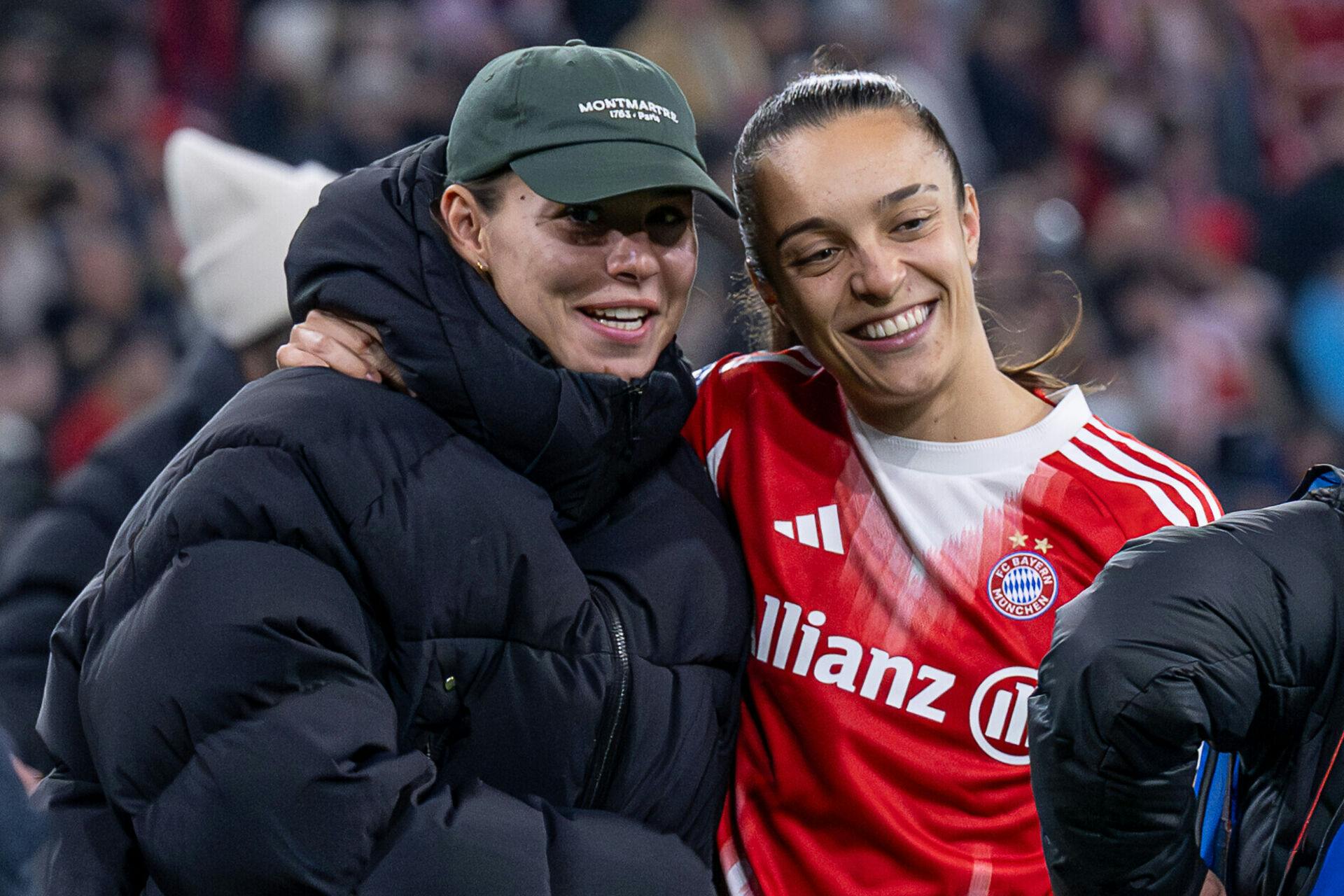 The injured Lena Oberdorf (FC FC Bayern Munich Women, #08) with Natalia Padilla Bidas (FC FC Bayern Munich Women, #23) GER, FC FC Bayern Munich Women vs. Arsenal Women FC, Football, Champions League Women, Group Stage Matchday 3, Season 2025/2026, 12.11.