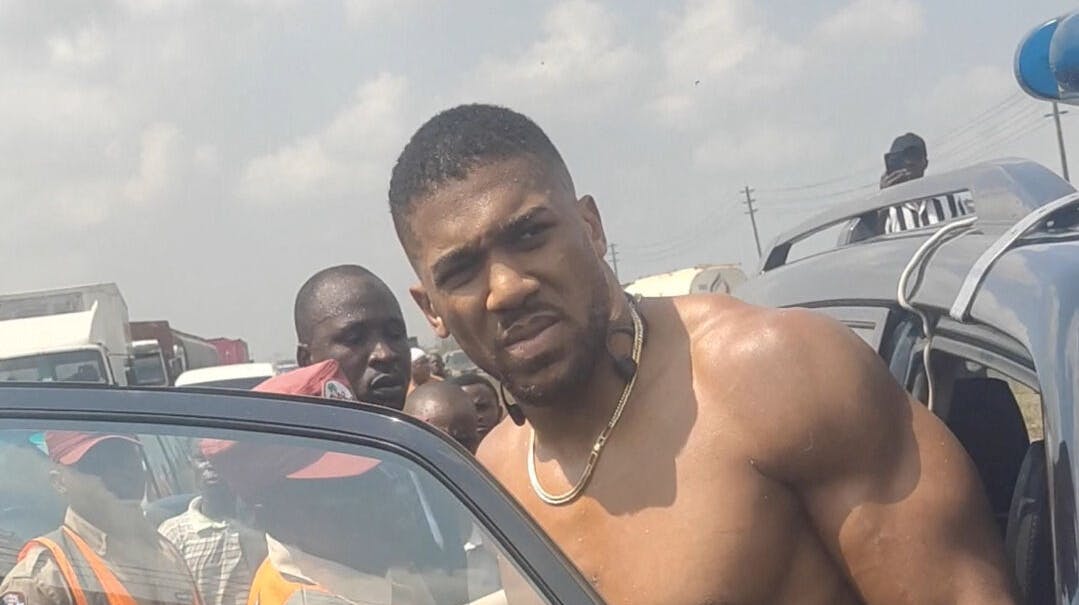 To personer døde, da bilen med bokseren i kørte galt.