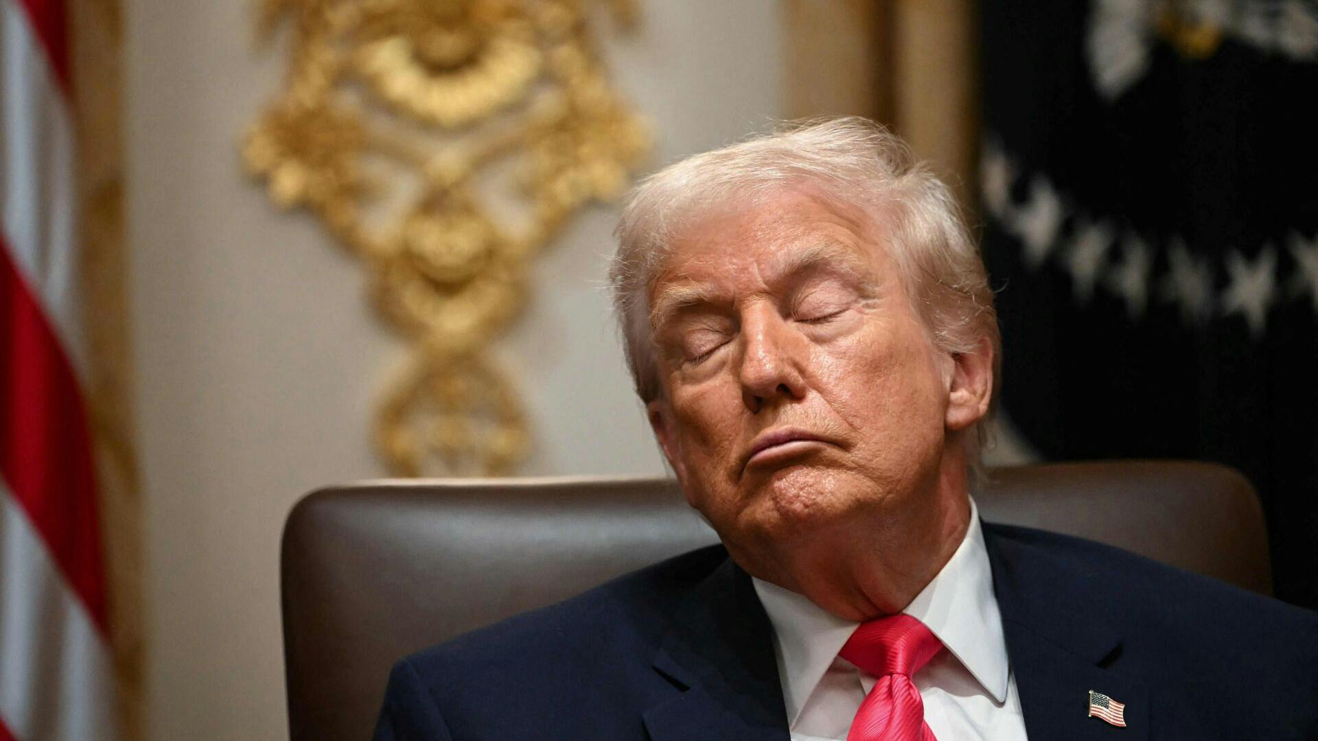 Selvom Donald Trump også på video er blevet fanget i nærmest sovende tilstand under vigtige møder, siger han nu, at det bare er fotograferne, der fanger ham med øjnene lukkede.