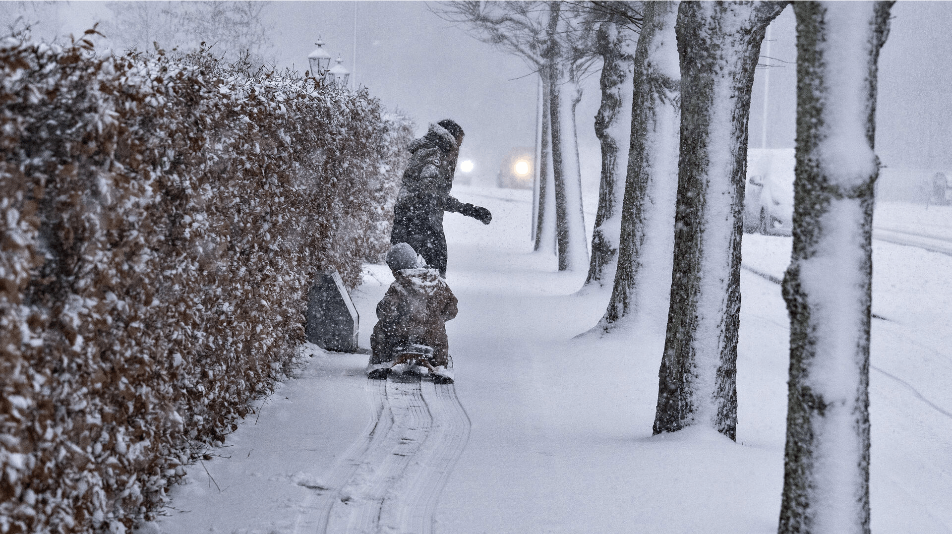 Der er faldet godt med sne i Aalborg og omegn fredag, hvilket har givet udfordringer i byens lufthavn.