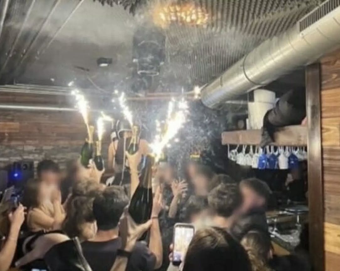 Billedet her viser angiveligt øjeblikket, hvor det går helt galt inde i baren.