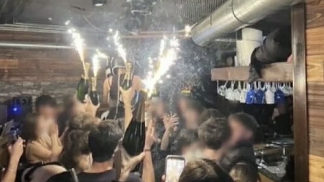 Billedet her viser angiveligt øjeblikket, hvor det går helt galt inde i baren.