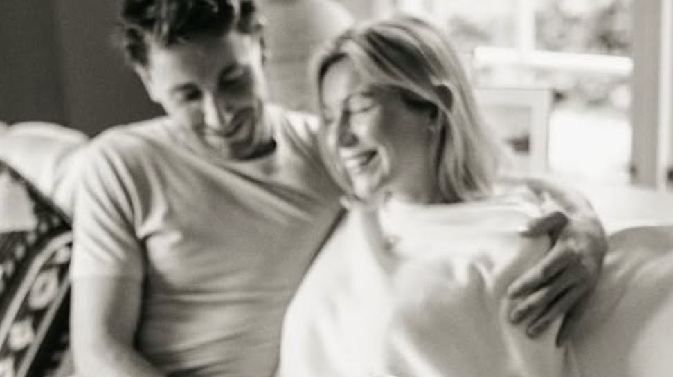 Parret bliver forældre i år. Og nu kan de kalde sig gift.