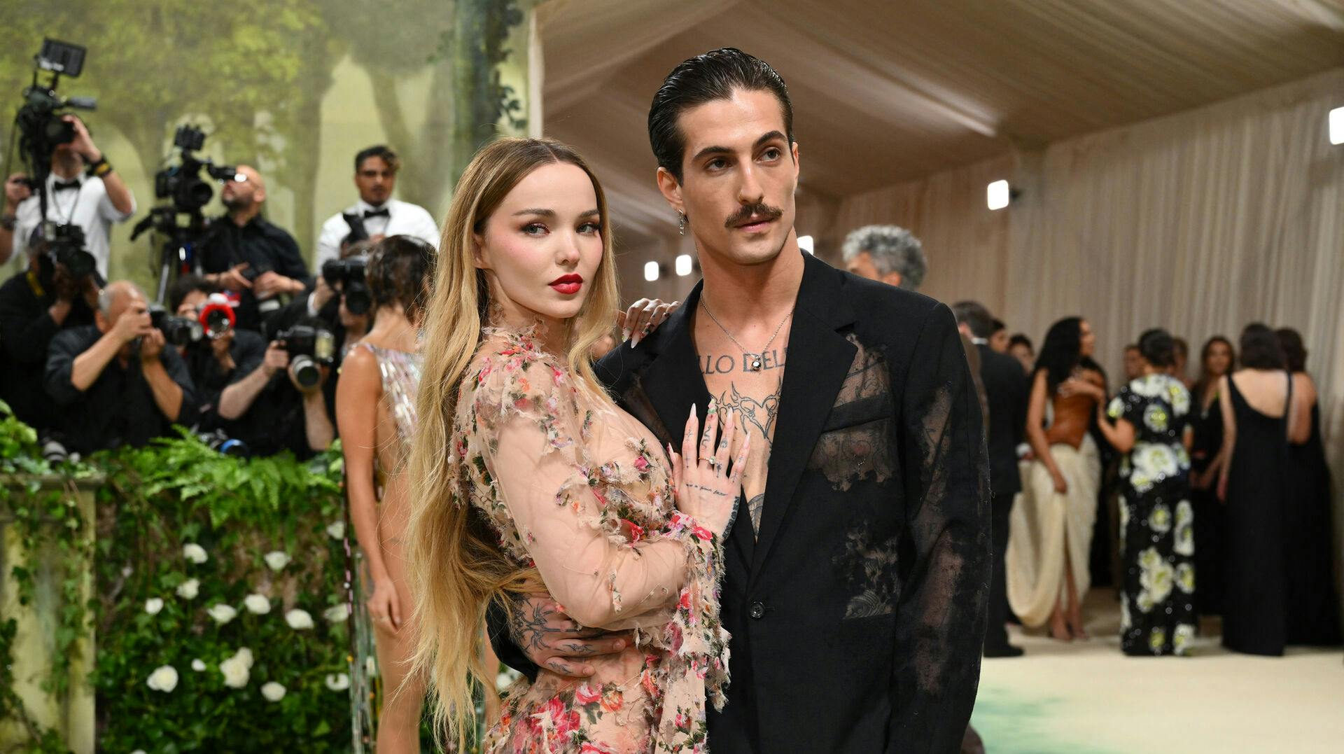 Parret har været kærester siden 2023.