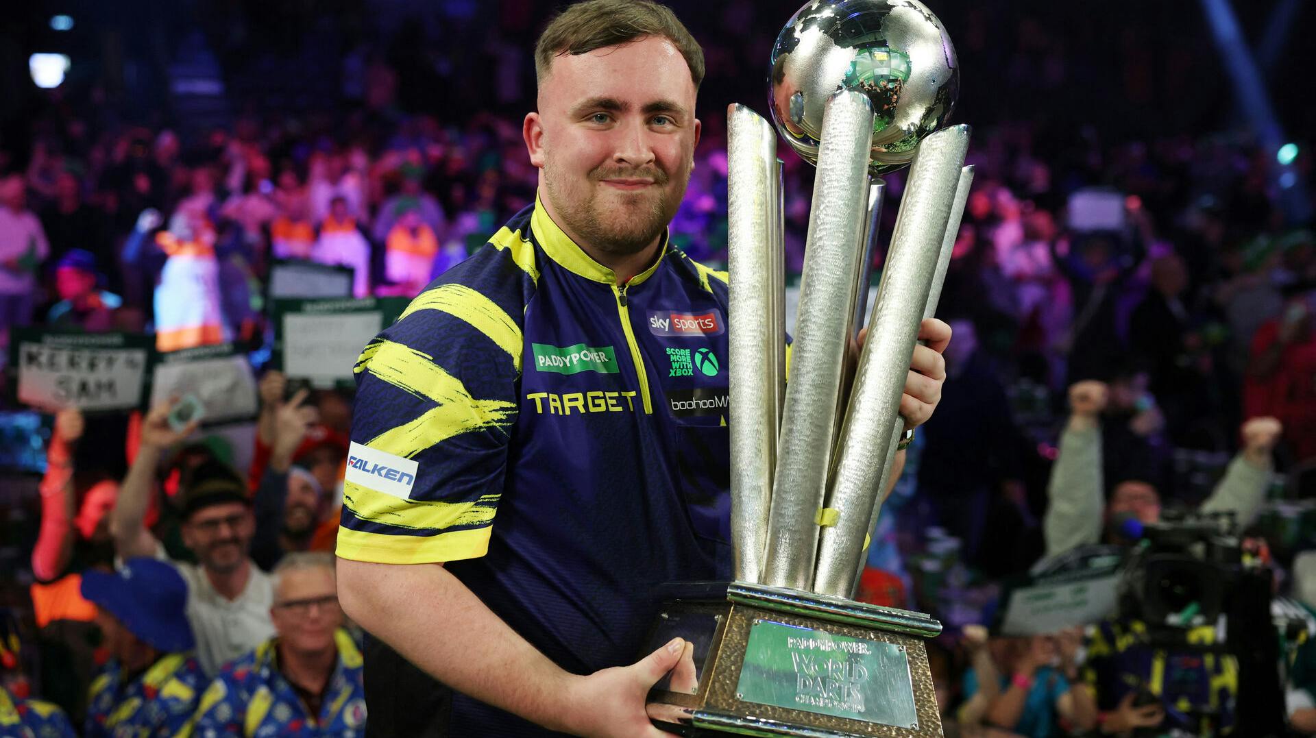 I fuldstændig suveræn stil genvandt Luke Littler VM i dart.