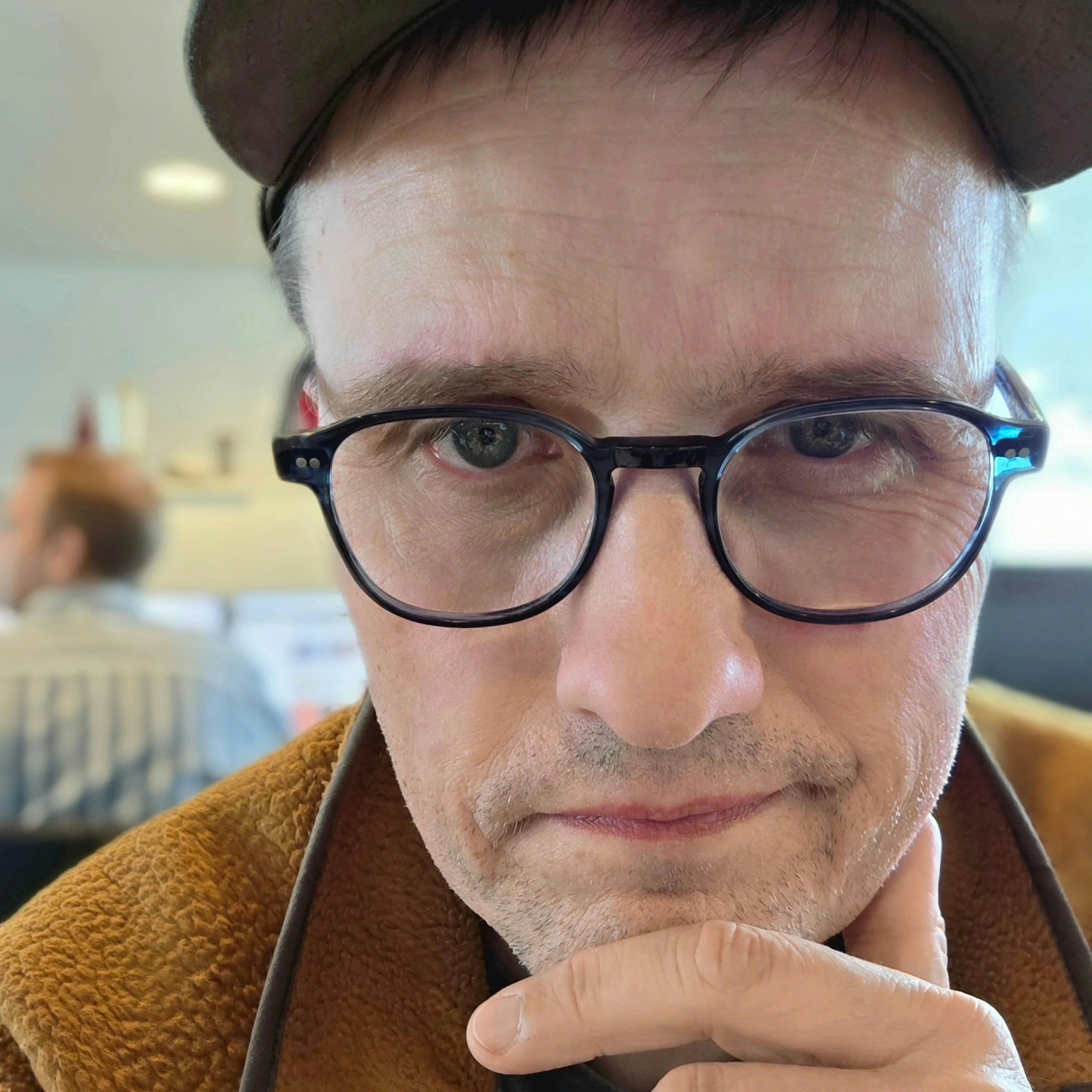 Portræt af digital leder, Heine Jørgensen, bag SE og HØRs nyhedsmaskine, med fokus på tempo, præcision og timing.