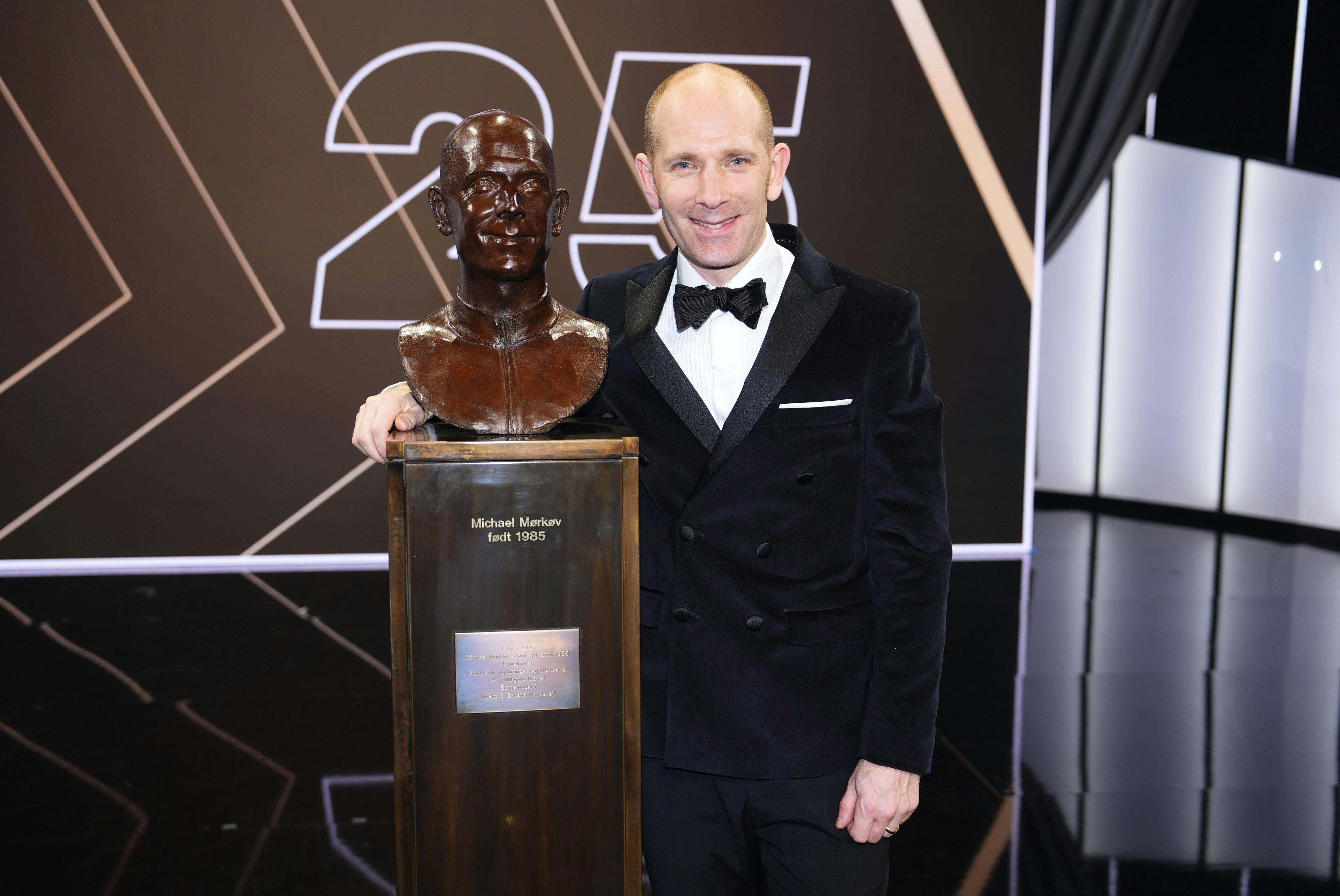 En meget stolt Michael Mørkøv med Hall of Fame-busten.