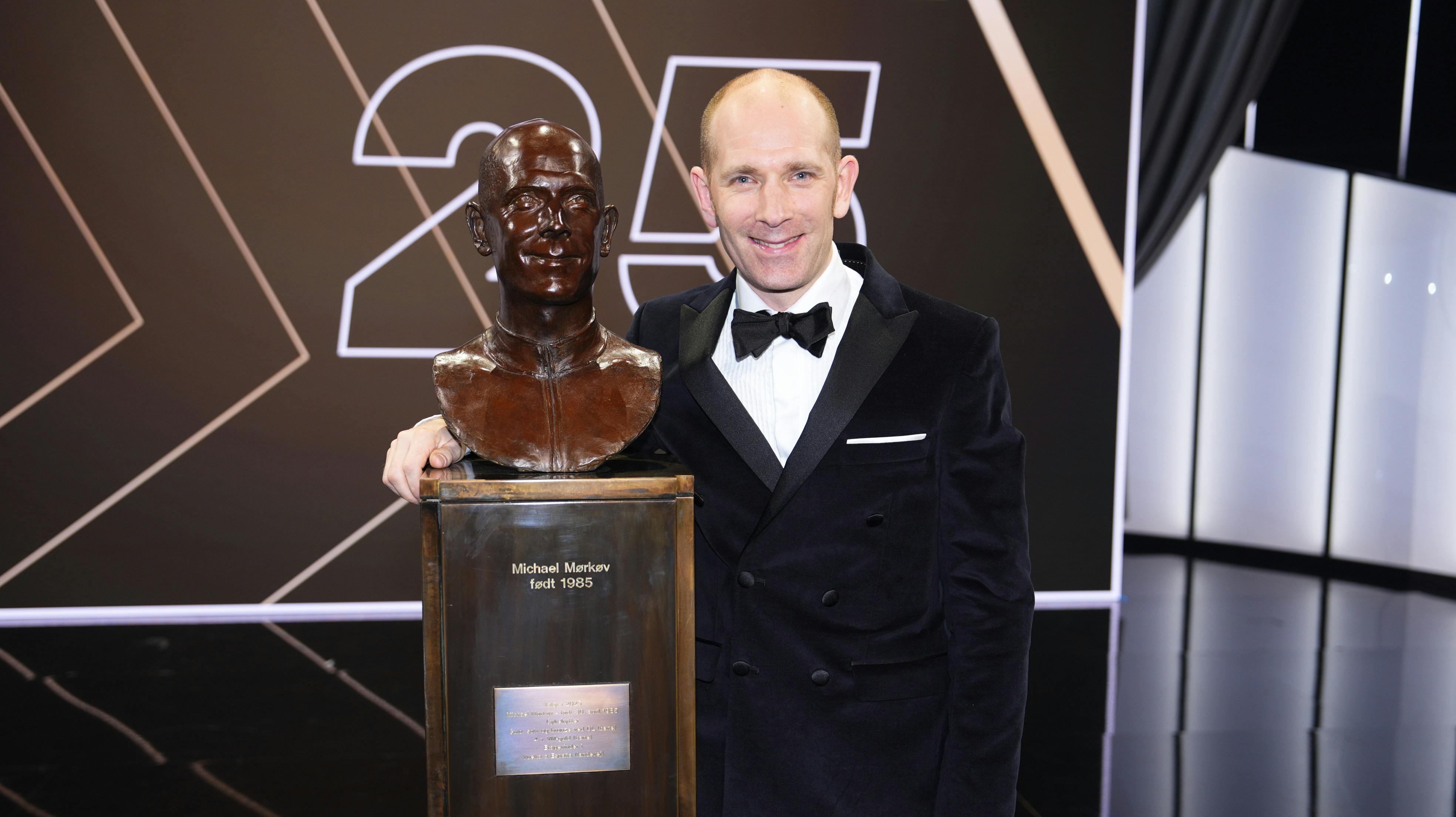 En meget stolt Michael Mørkøv med Hall of Fame-busten.