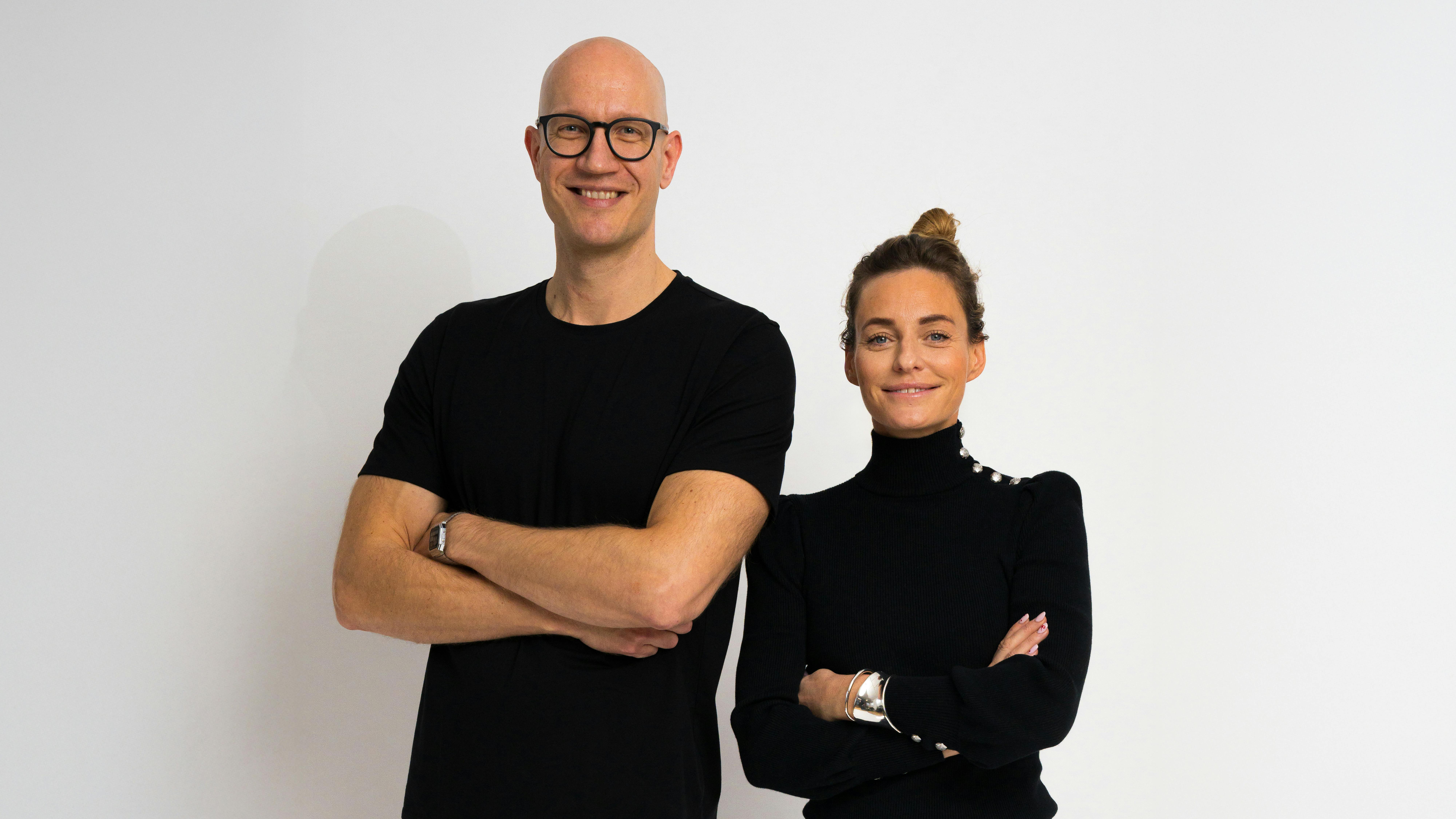 Sarah Grünewald og Morten Elsøe, værter på podcasten "Detox dit feed", der rydder op i virale sundhedsråd.