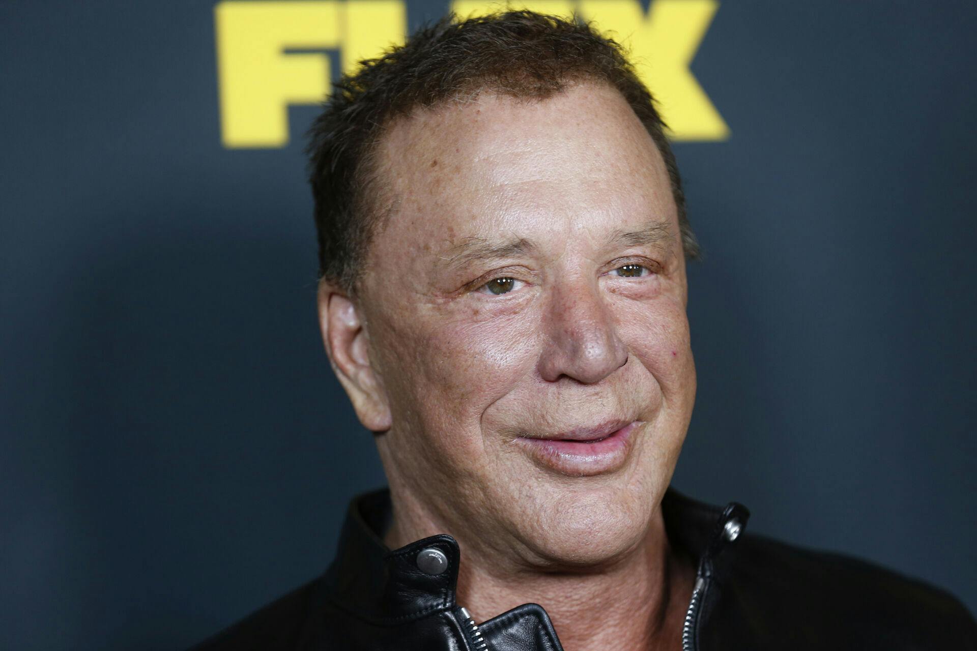 Den 73-årige skuespiller skylder hundredtusinder i husleje og risikerer at blive smidt på gaden. Nu beder hans veninde fans om hjælp til filmstjernen via en offentlig indsamling