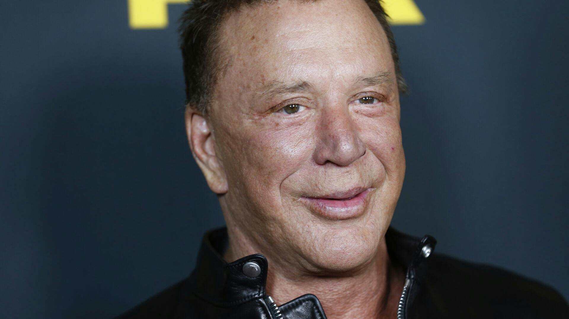 Den 73-årige skuespiller skylder hundredtusinder i husleje og risikerer at blive smidt på gaden. Nu beder hans veninde fans om hjælp til filmstjernen via en offentlig indsamling