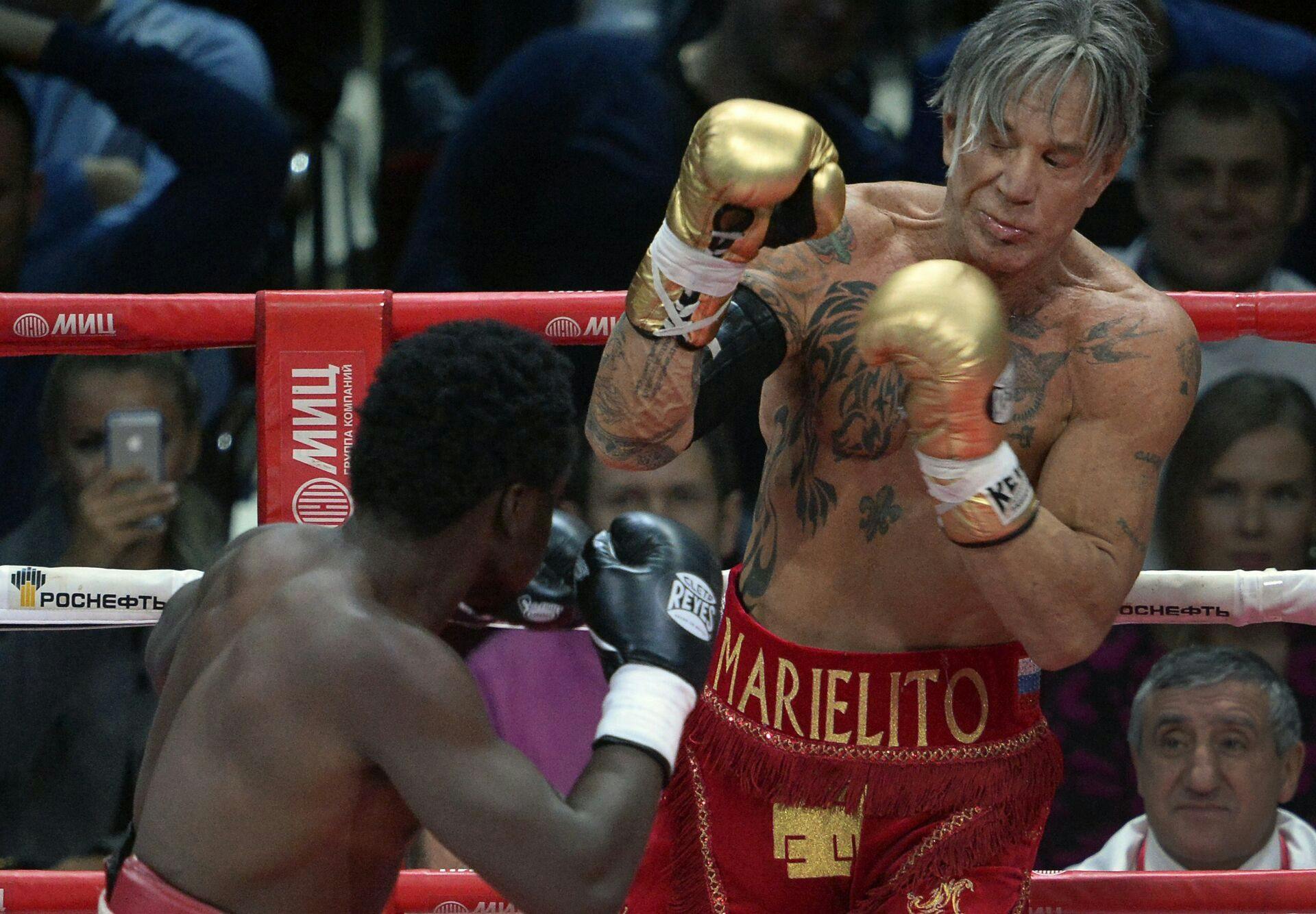 Mickey Rourke under en af sine boksekampe, der blev endnu et trist kapitel i et turbulent liv, hvor Hollywood-stjernen vendte ryggen til filmverdenen for at gå i ringen. Boksekarrieren kostede ham både alvorlige ansigtsskader og et skrantende ry, før han år senere gjorde et opsigtsvækkende comeback på lærredet.