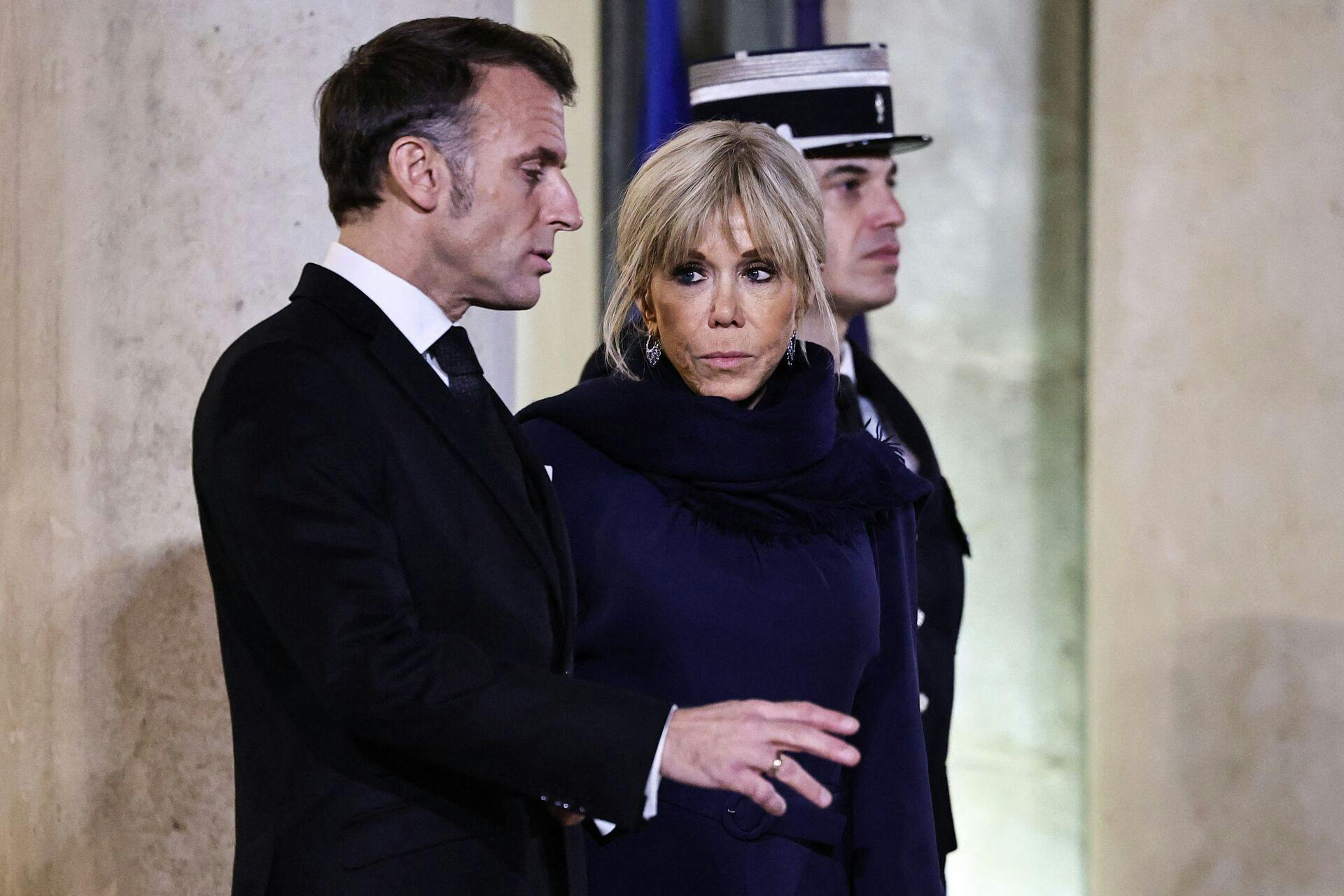 Ti personer er mandag blevet dømt skyldige i digital mobning af Frankrigs førstedame, Brigitte Macron, efter en afgørelse ved en domstol i Paris. De dømte har fået forskellige straffe, oplyser nyhedsbureauet AP.