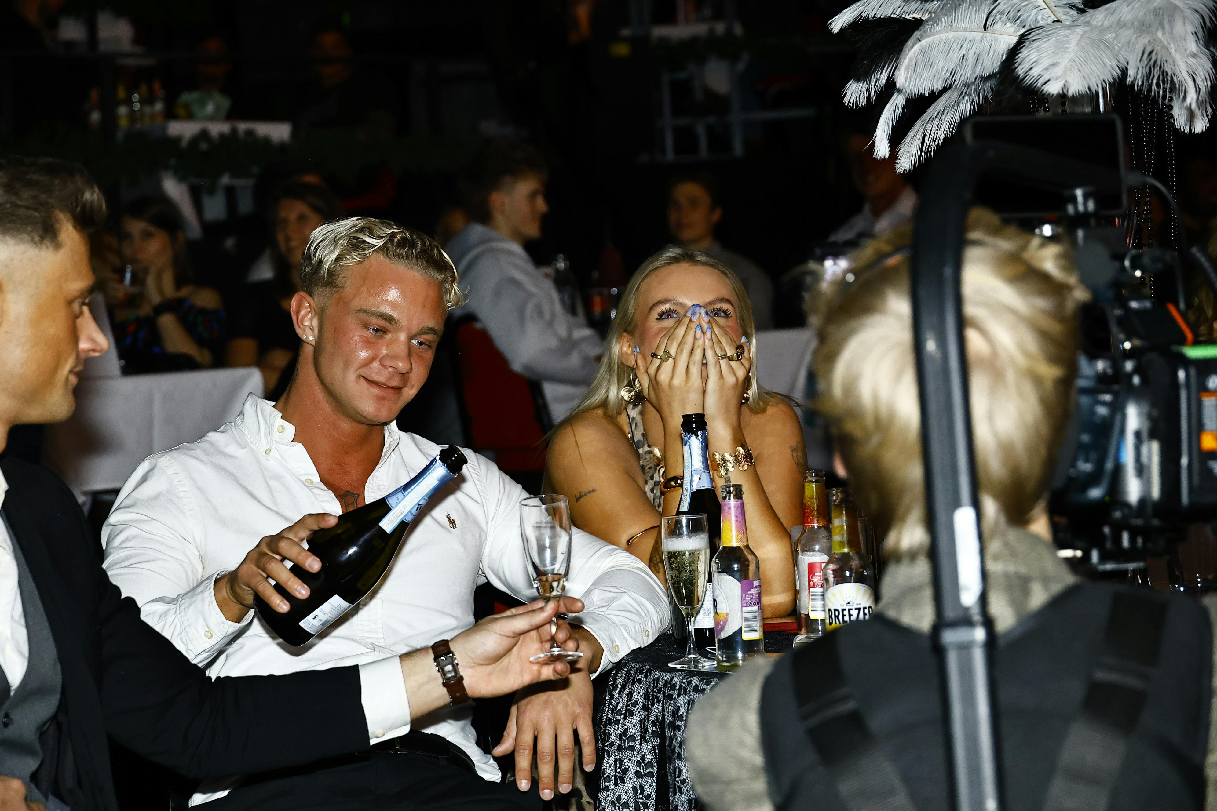 Marius fra "Paradise Hotel" - her med flasken - giver straks veteranen Maja Bebe nogle meget seksuelle kommentarer med på vejen, da hun dukker op i årets sæson.