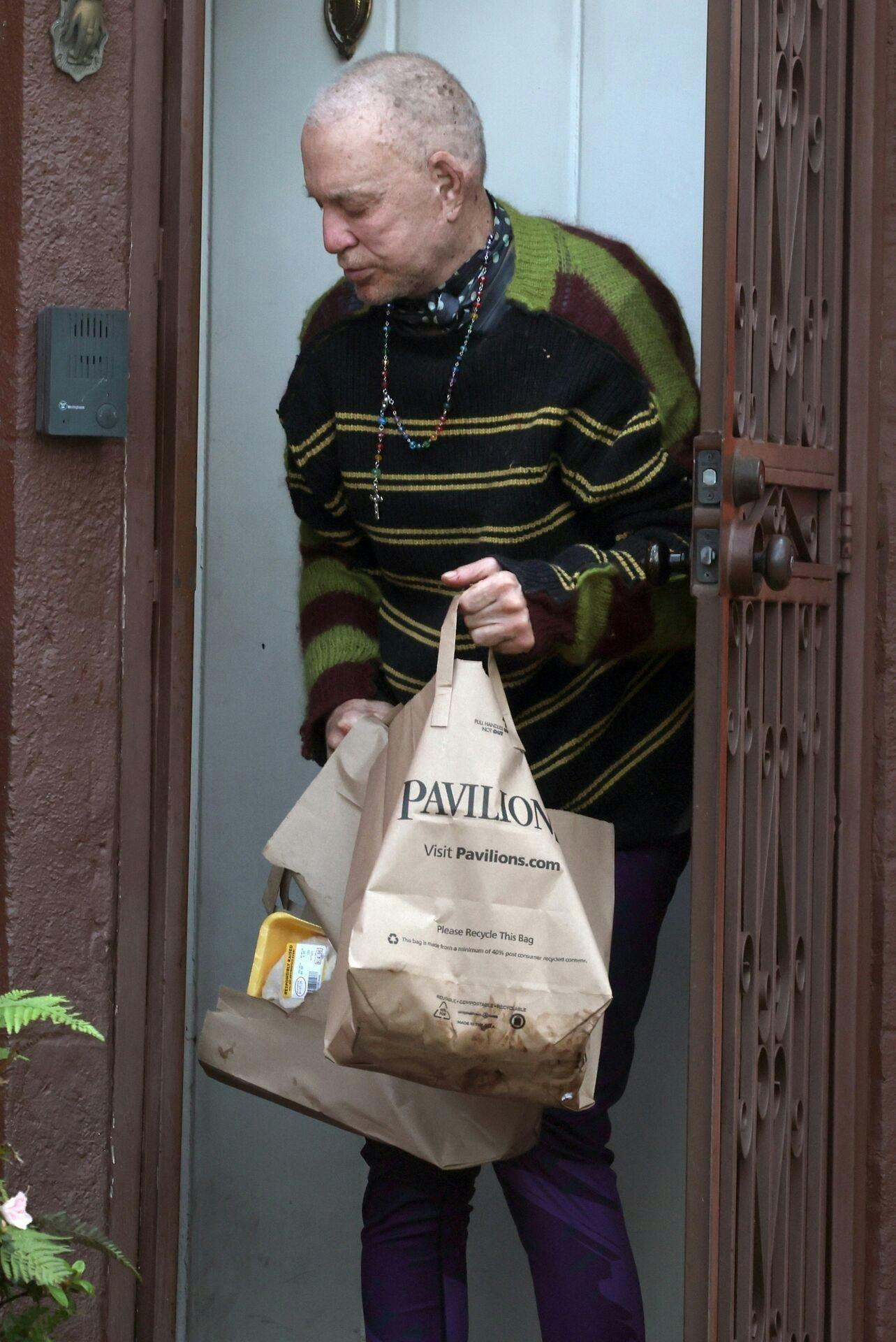 I dag ligner han ikke den hjerteknuser, han engang var. Nylige billeder viser i stedet en afpillet og bleg Rourke med barberet hoved, alene med en indkøbspose foran sin bolig i Los Angeles.