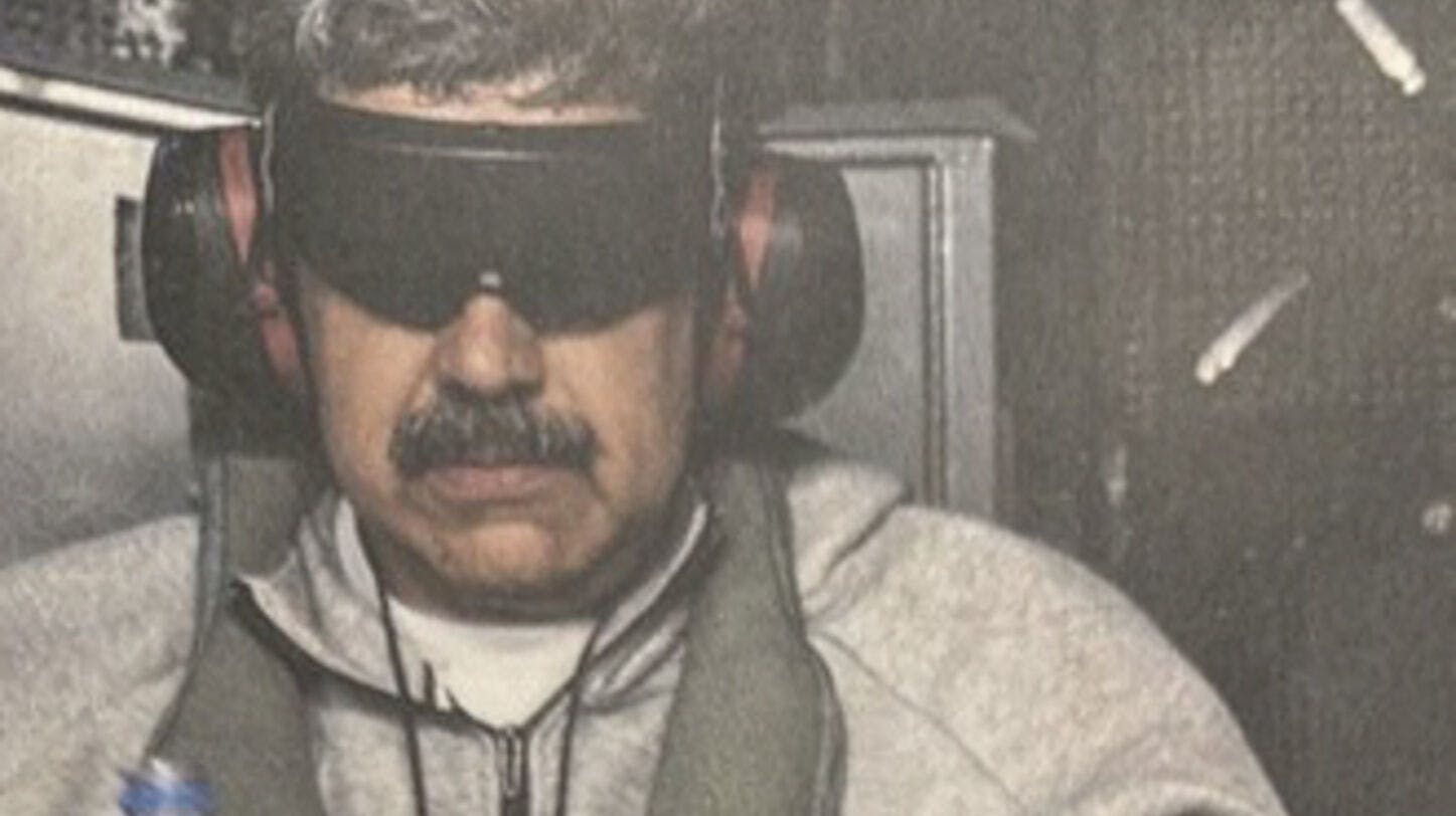 Donald Trump delte i weekenden et billede af den tilfangetagne præsident på vej til USA.