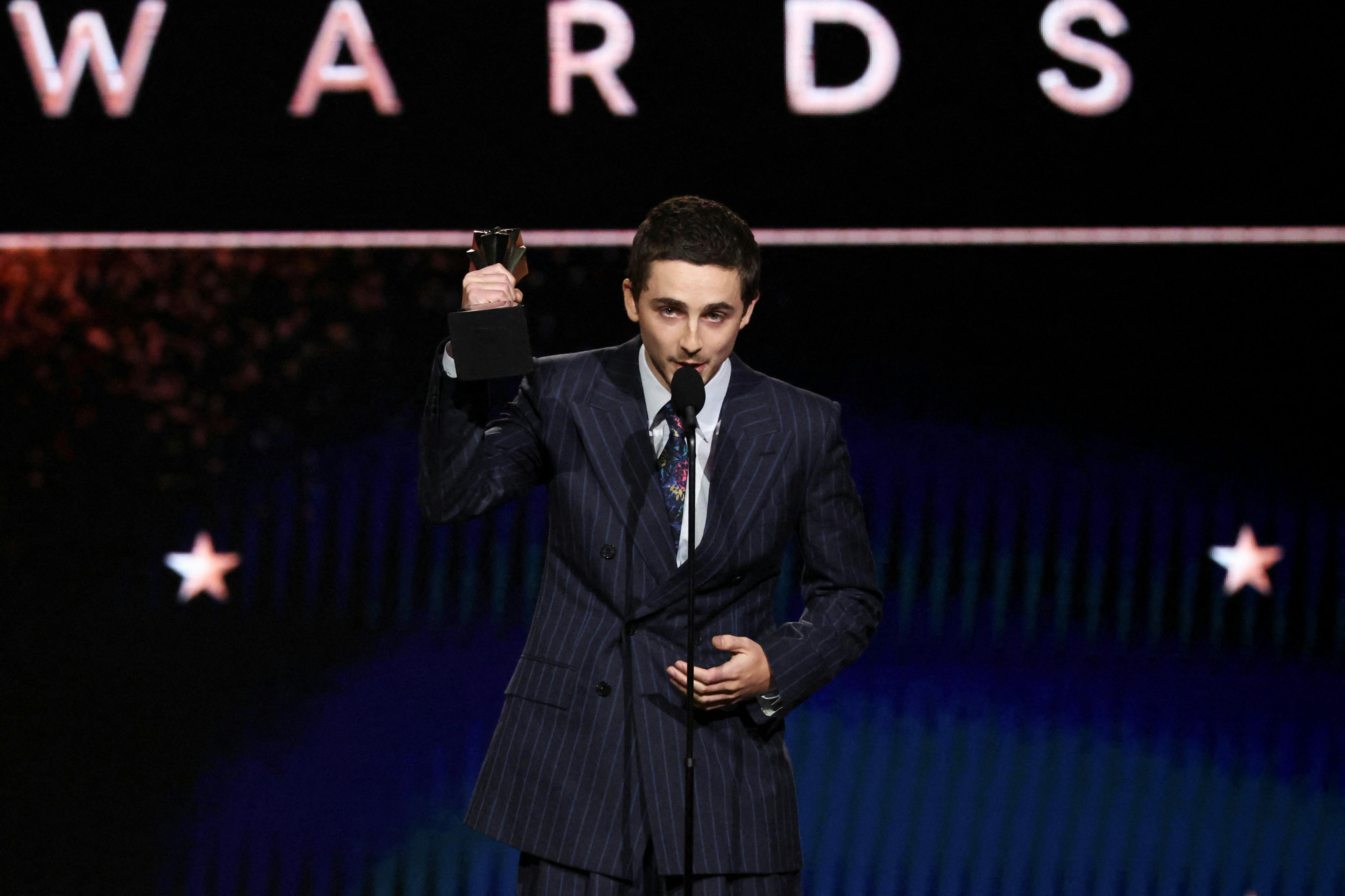 Det var en stor aften for skuespilleren Timothée Chalamet, da Critics Choice Awards løb af stablen i Barker Hangar i Santa Monica, Californien.