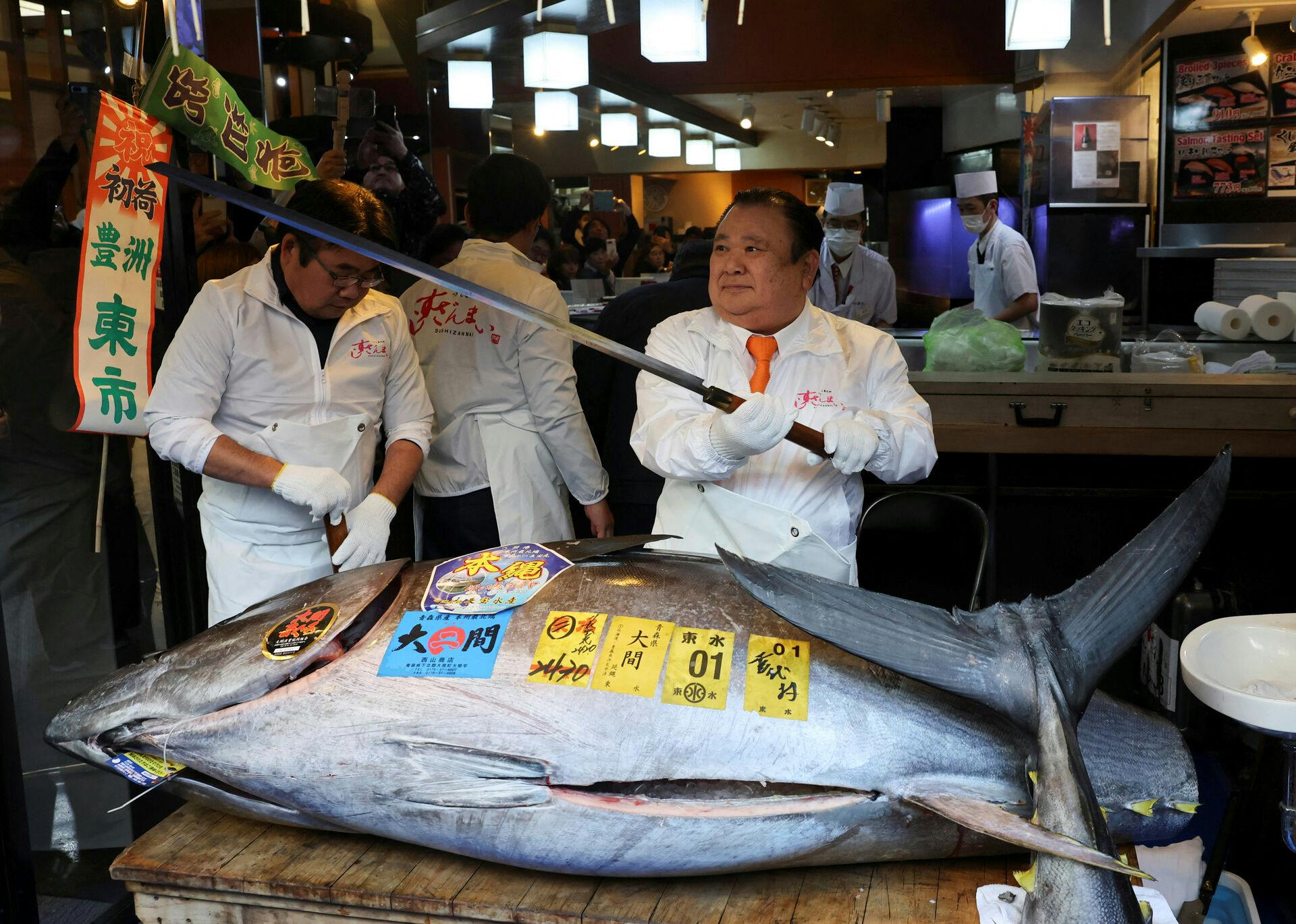 Kiyomura Co.'s President Kiyoshi Kimura, who runs a chain of sushi restaurants Sushi Zanmai, prepares to cut a 243-kilogram bluefin tuna auctioned for a record 510 million yen ($3.24 million) at the first auction of 2026 at Tokyo's Toyosu fish market, at his sushi restaurant in Tokyo, Japan, January 5, 2026. REUTERS/Kim Kyung-Hoon
