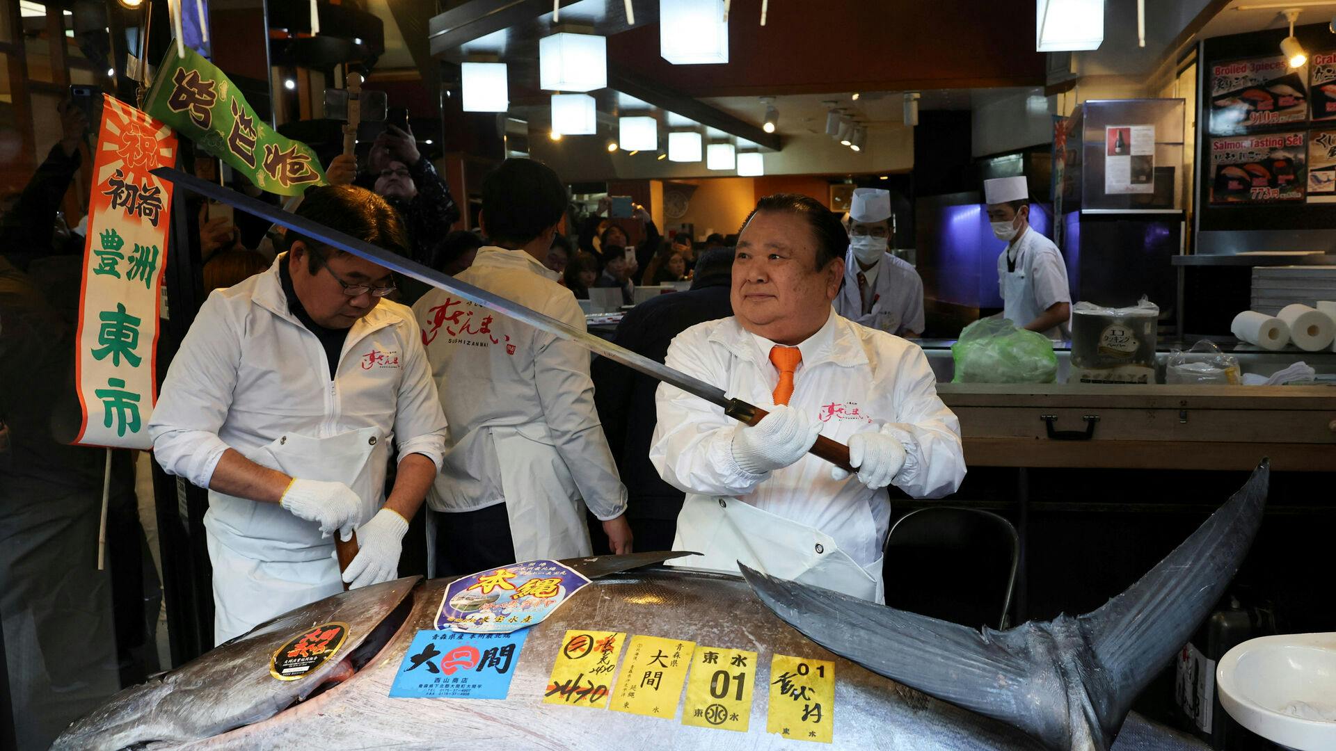 Kiyomura Co.'s President Kiyoshi Kimura, who runs a chain of sushi restaurants Sushi Zanmai, prepares to cut a 243-kilogram bluefin tuna auctioned for a record 510 million yen ($3.24 million) at the first auction of 2026 at Tokyo's Toyosu fish market, at his sushi restaurant in Tokyo, Japan, January 5, 2026. REUTERS/Kim Kyung-Hoon