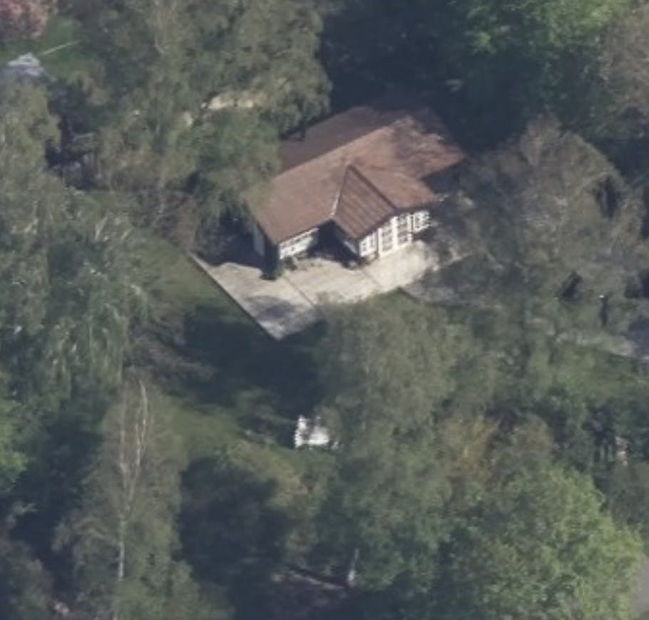 Huset ligger på en lukket grund - og er lige blevet malet, lyder det fra mægleren.